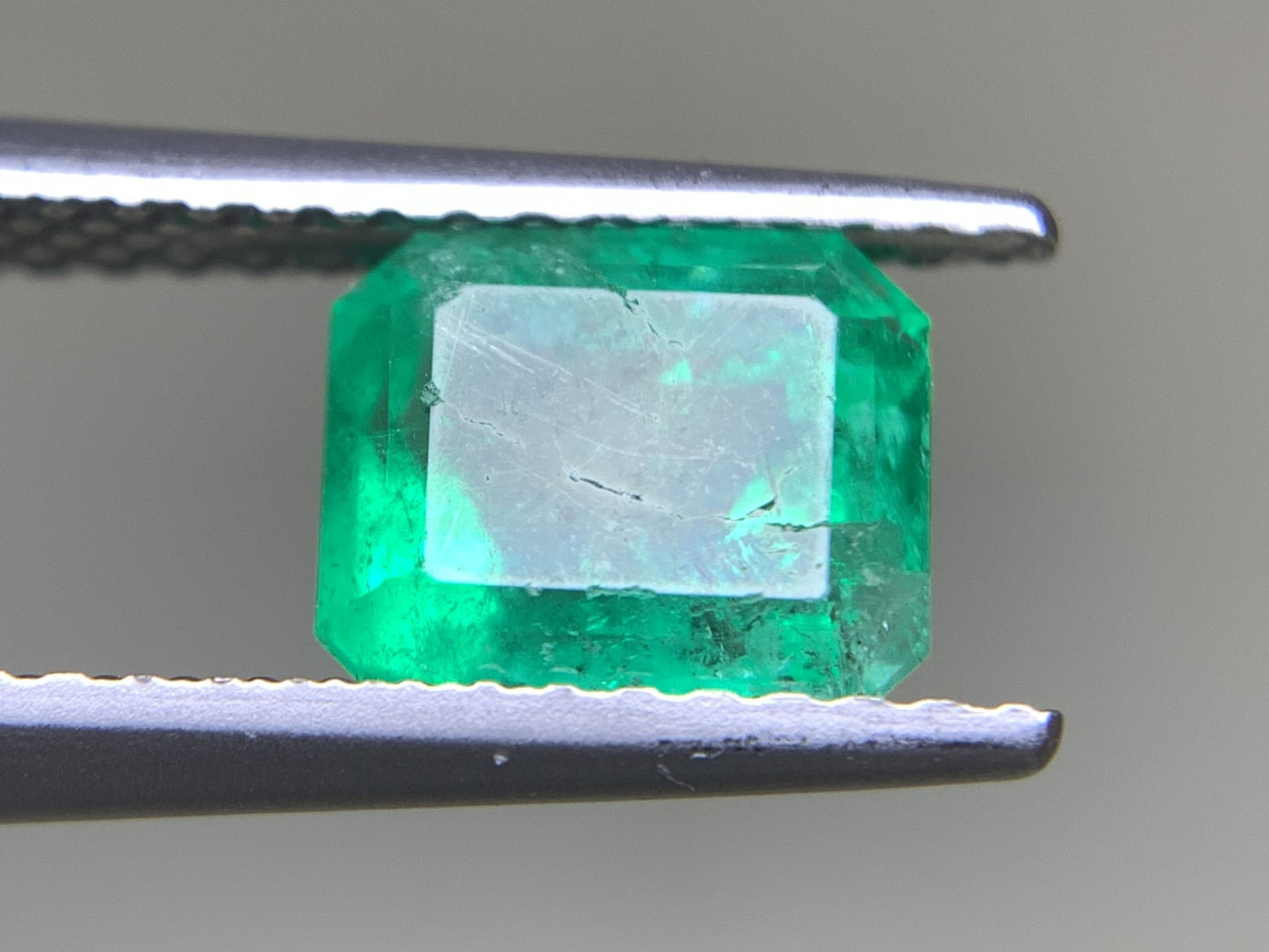 エメラルド 1.537ct 宝石ソーティング付き  7.18㎜×6.18㎜×4.46㎜  ルース（ 裸石 ） 3046Y