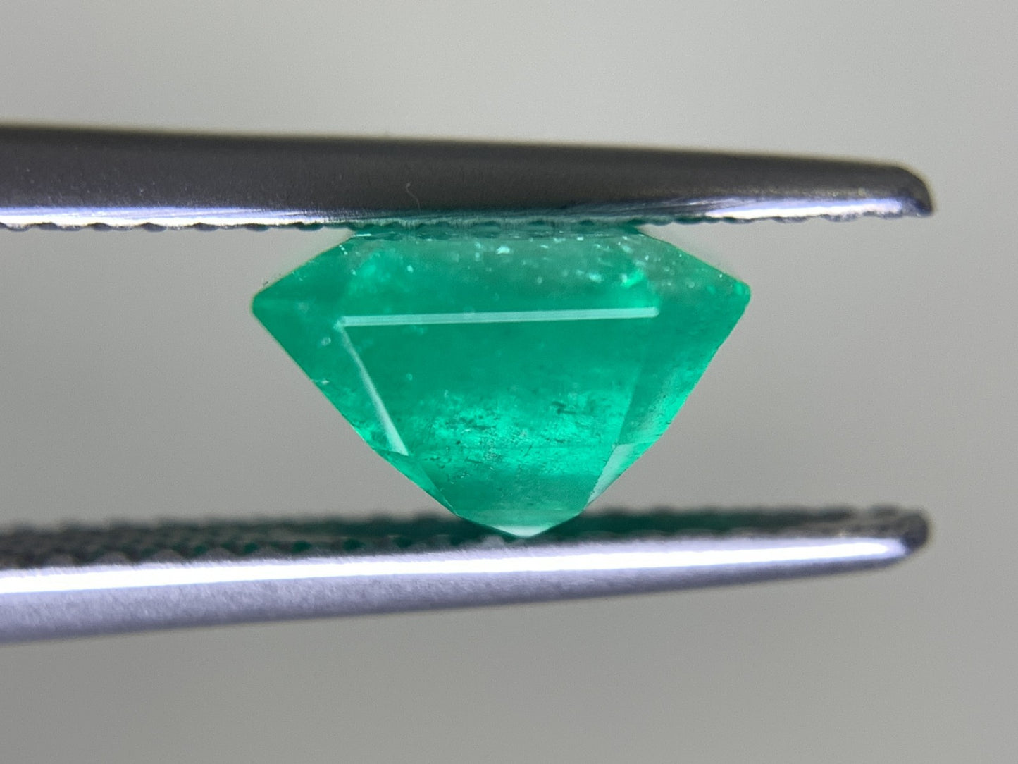 エメラルド 2.491ct 宝石ソーティング付き  8.92㎜×8.07㎜×5.43㎜  ルース（ 裸石 ） 2564Y