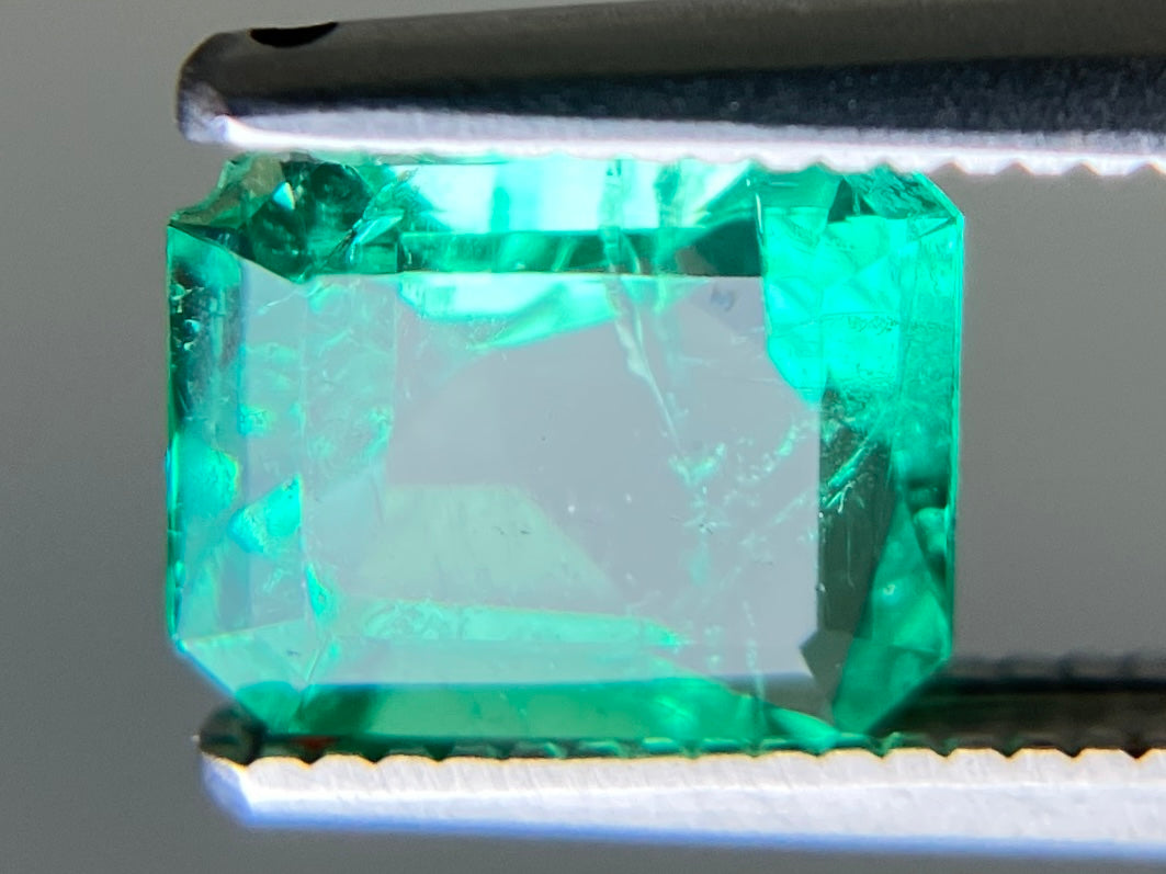 エメラルド 天然 1.188ct 中央宝石ソーティング付き 7.51㎜×6.35㎜×3.87㎜ ルース（ 裸石 ） 7863YY