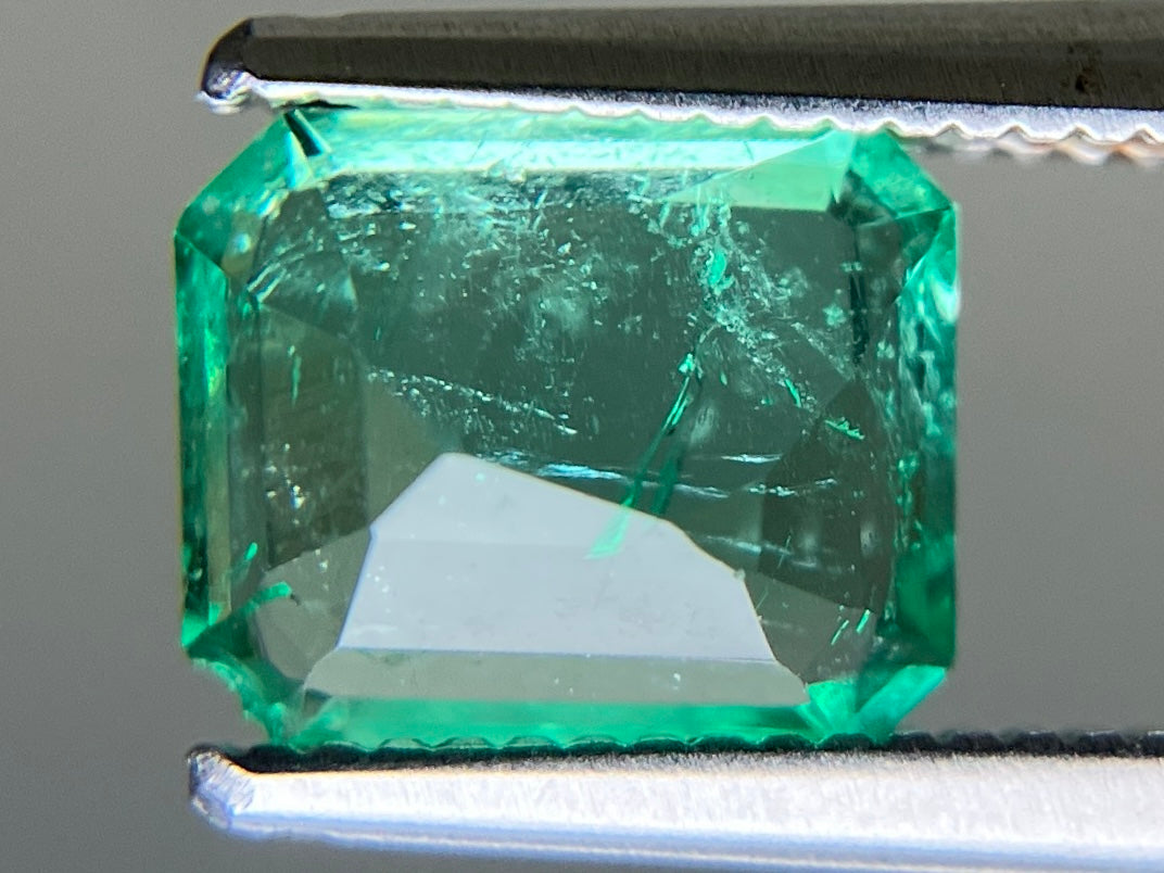 エメラルド 天然 1.188ct 中央宝石ソーティング付き 7.51㎜×6.35㎜×3.87㎜ ルース（ 裸石 ） 7863YY