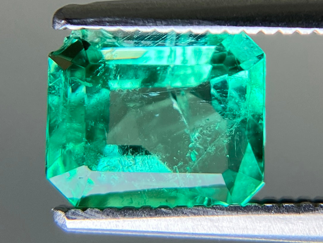 エメラルド 天然 1.188ct 中央宝石ソーティング付き 7.51㎜×6.35㎜×3.87㎜ ルース（ 裸石 ） 7863YY