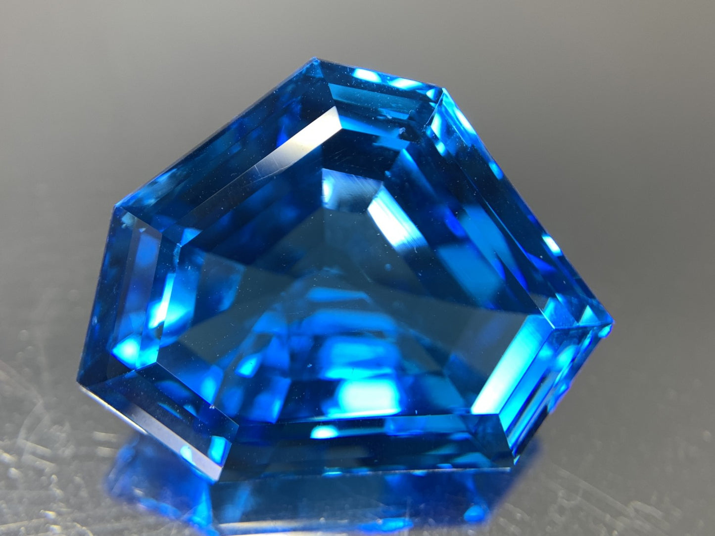 ブルートパーズ 天然 62.196ct 宝石ソーティング付き 27.6㎜×22.5㎜×14.3㎜ ルース（ 裸石 ） 6985Y