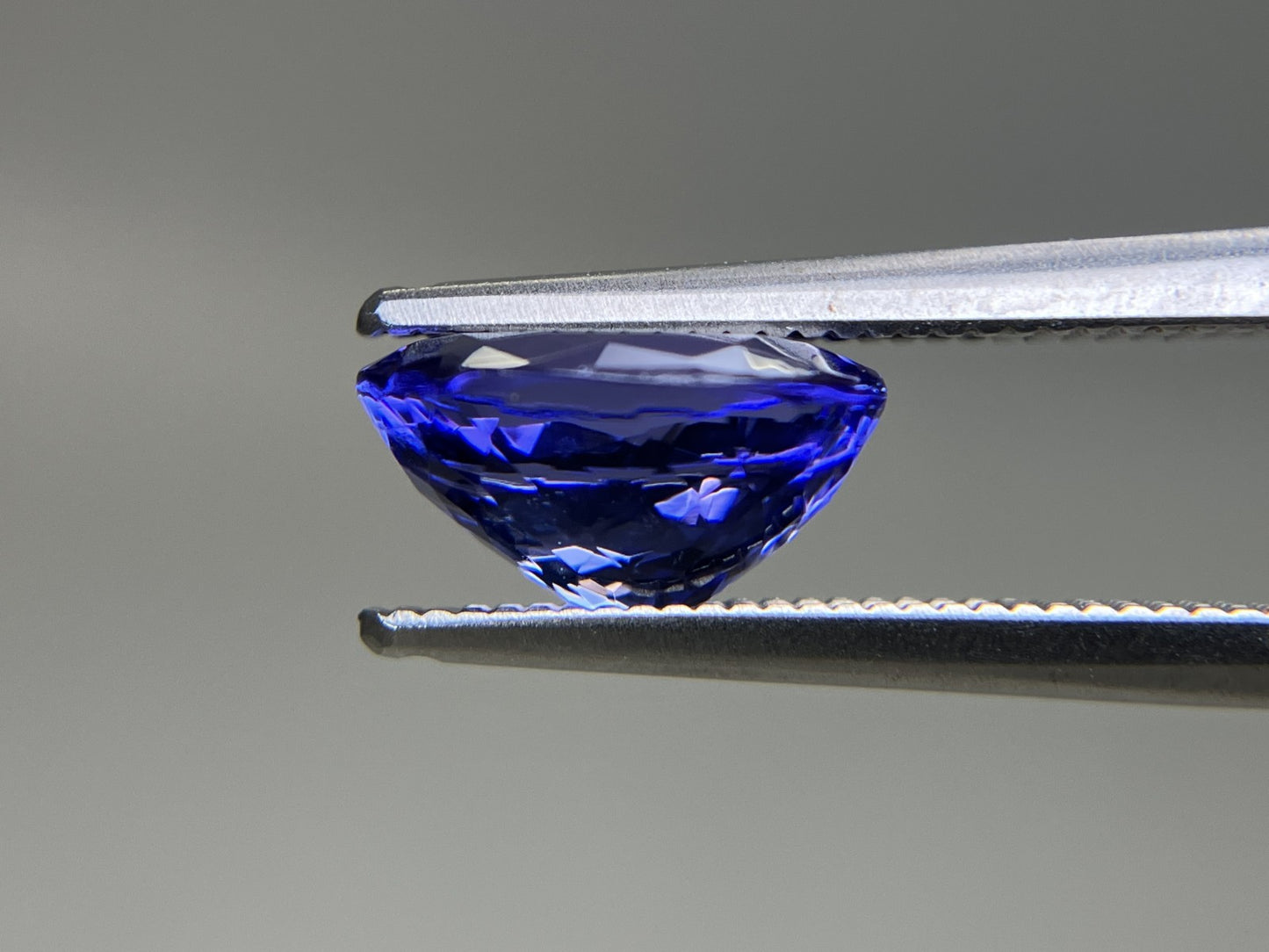 タンザナイト 2.224ct  中央宝石ソーティング付き  9.33㎜×6.91㎜×5.01㎜  天然 ルース（ 裸石 ） 4950YY