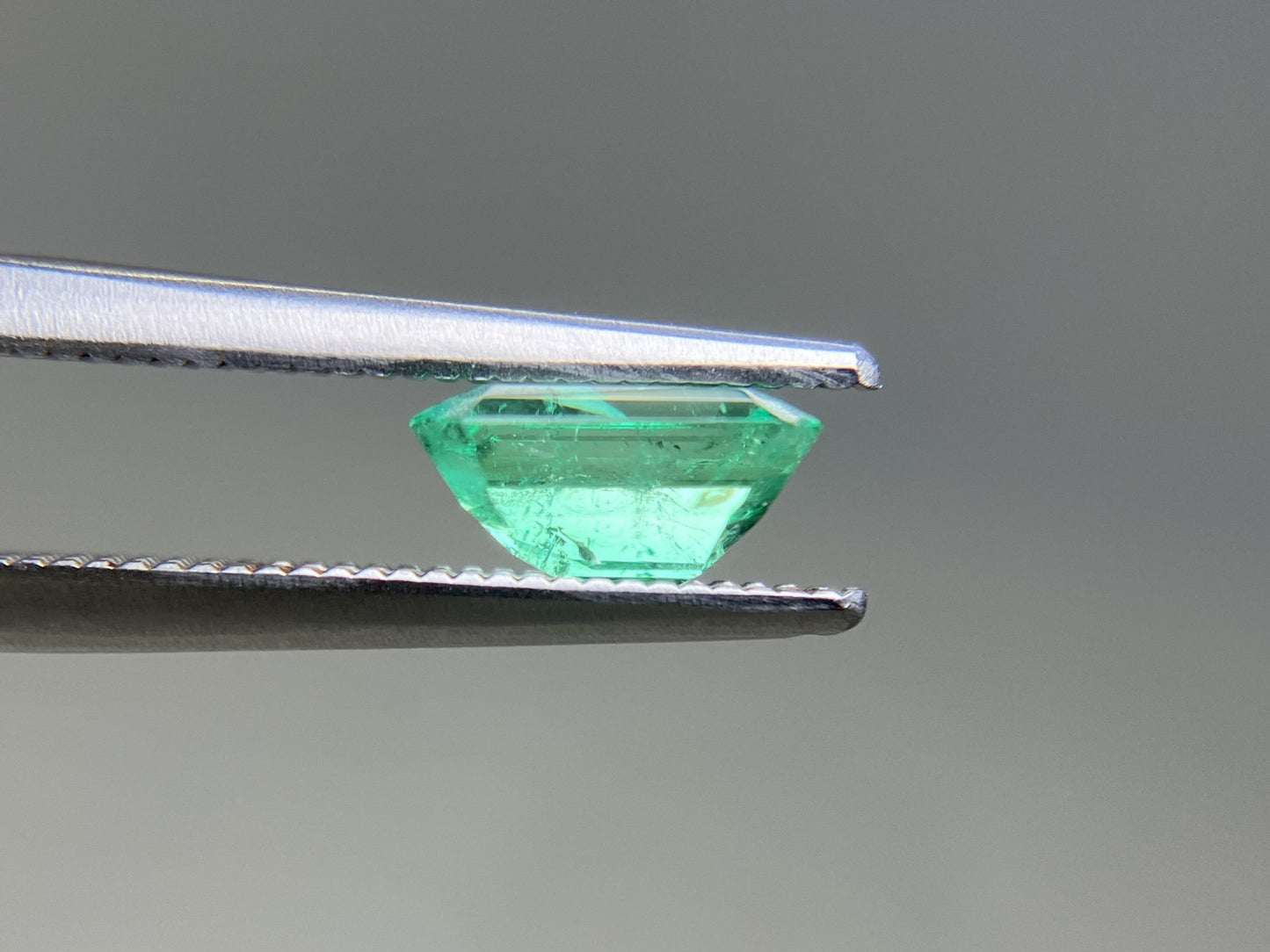 エメラルド 天然 1.188ct 中央宝石ソーティング付き 7.51㎜×6.35㎜×3.87㎜ ルース（ 裸石 ） 7863YY