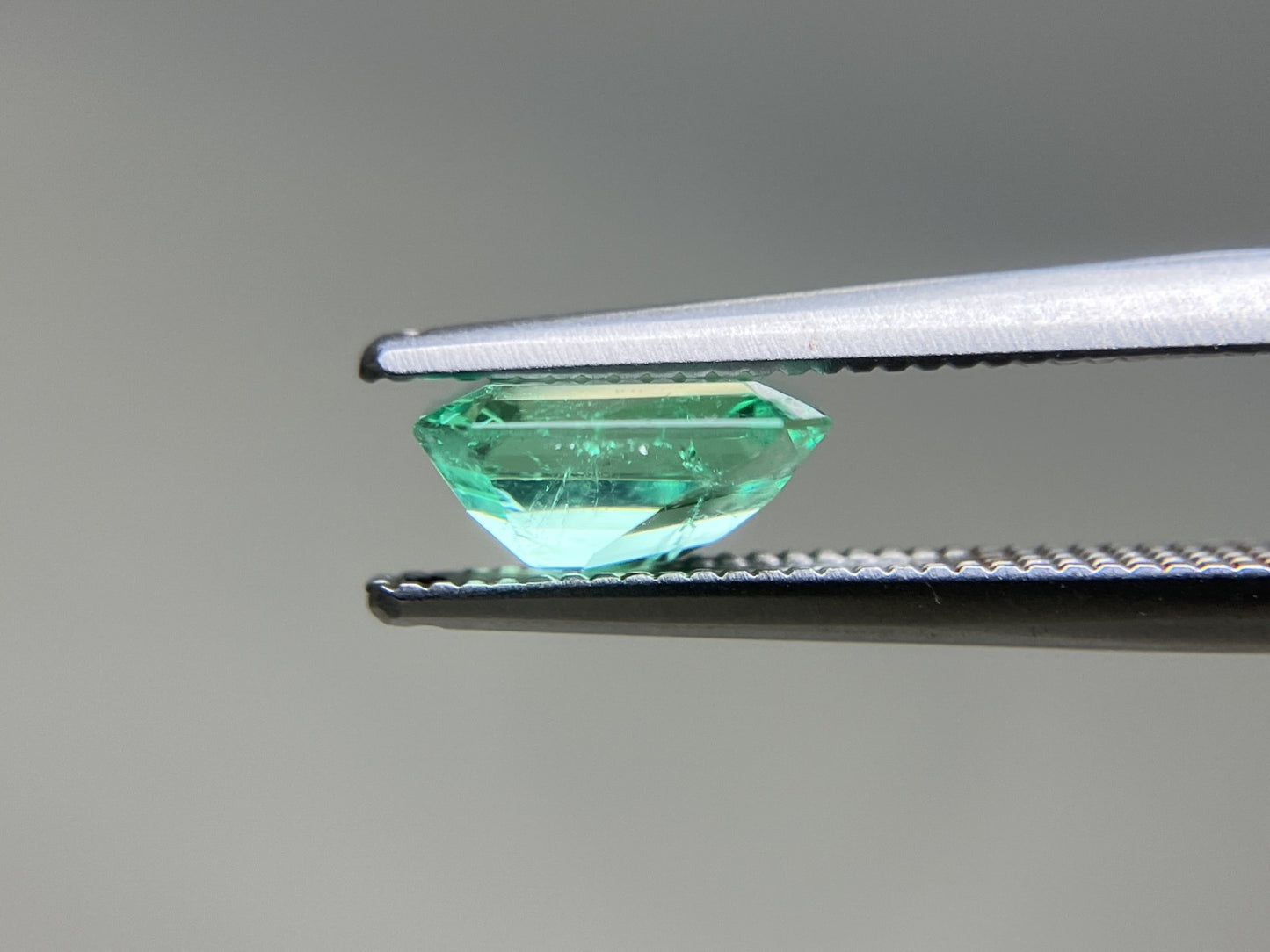 エメラルド 天然 1.188ct 中央宝石ソーティング付き 7.51㎜×6.35㎜×3.87㎜ ルース（ 裸石 ） 7863YY