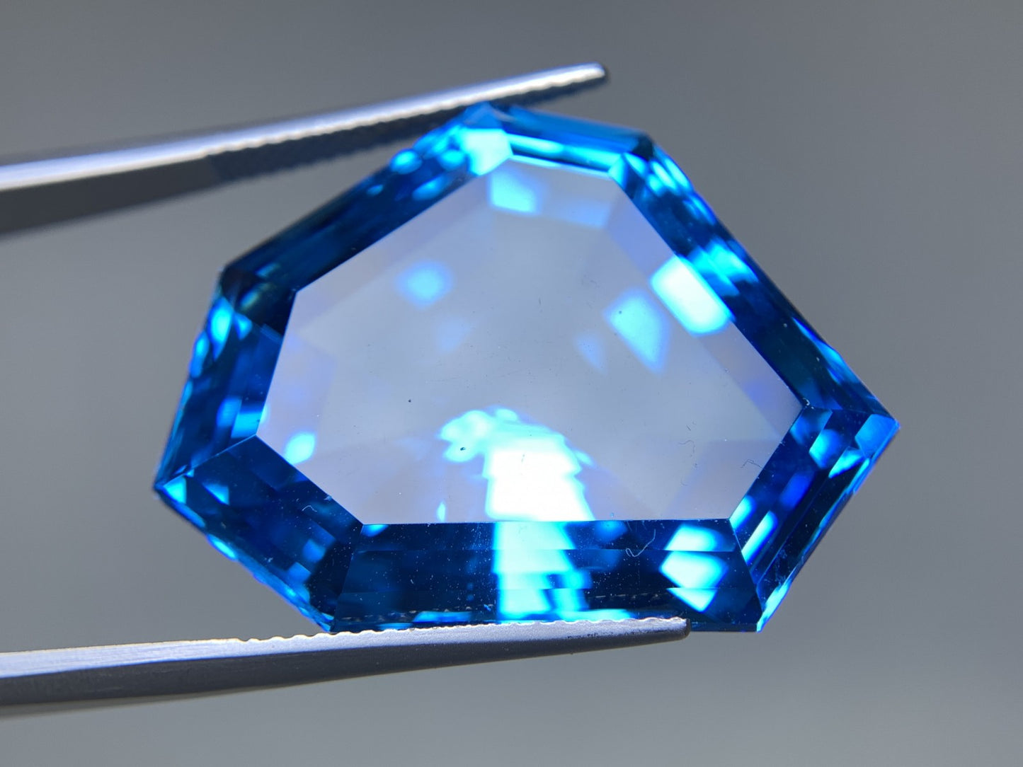 ブルートパーズ 天然 62.196ct 宝石ソーティング付き 27.6㎜×22.5㎜×14.3㎜ ルース（ 裸石 ） 6985Y