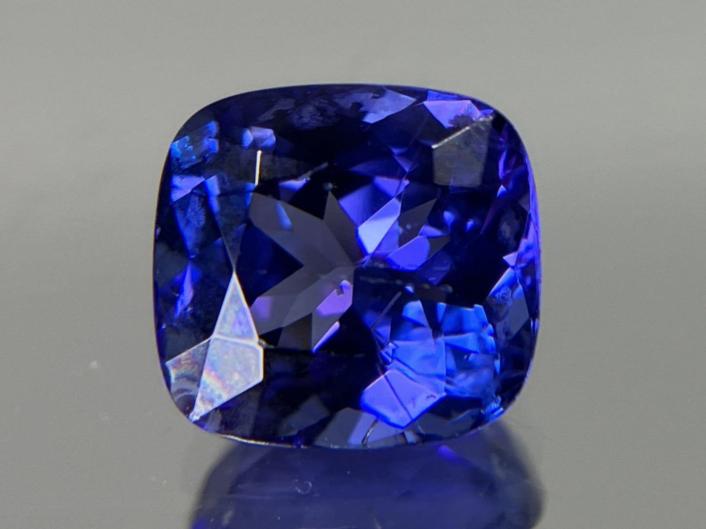 タンザナイト 2.649ct  中央宝石ソーティング付き  8.54㎜×8.06㎜×5.19㎜  天然 ルース（ 裸石 ） 4929YY