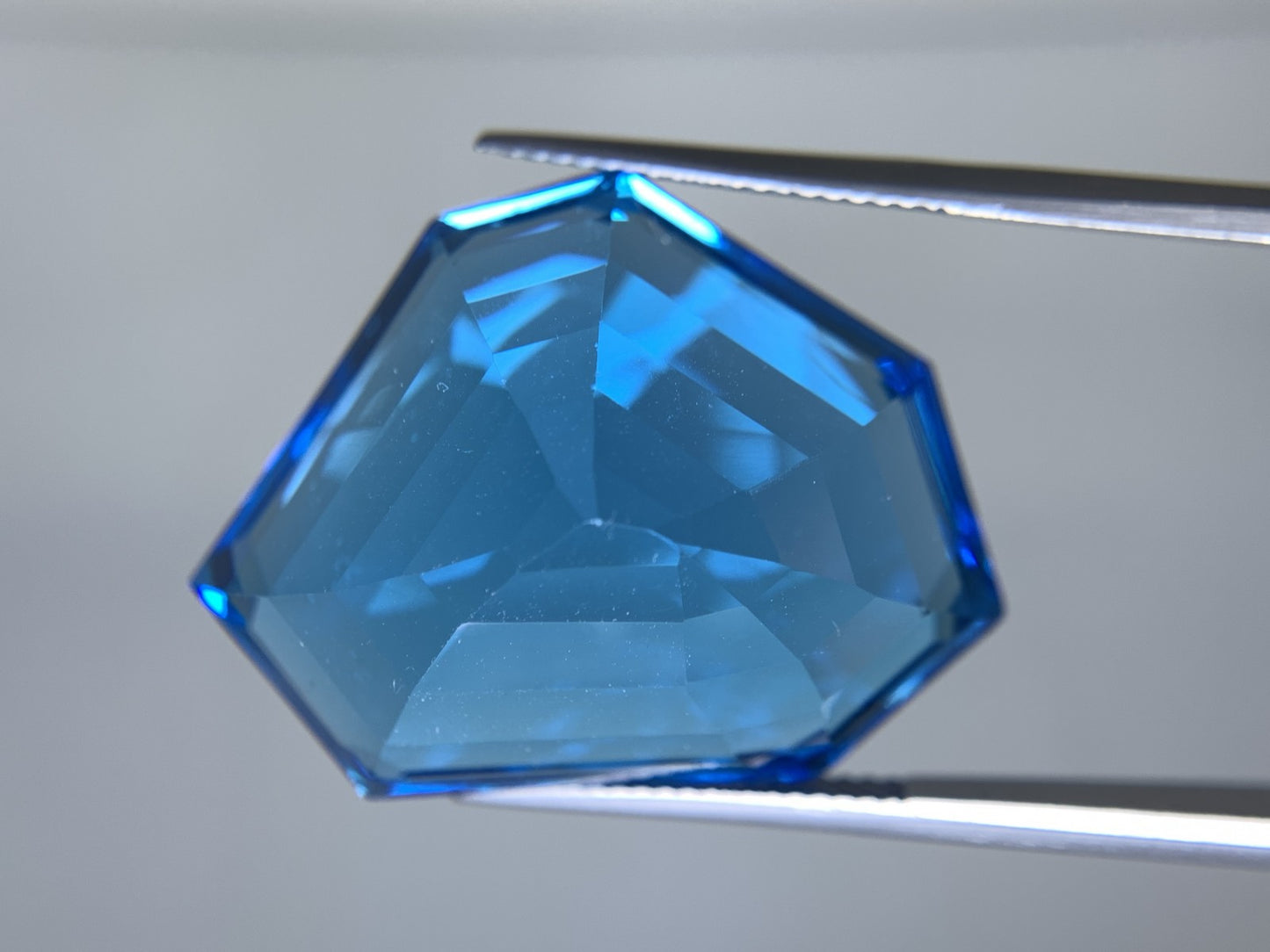 ブルートパーズ 天然 62.196ct 宝石ソーティング付き 27.6㎜×22.5㎜×14.3㎜ ルース（ 裸石 ） 6985Y