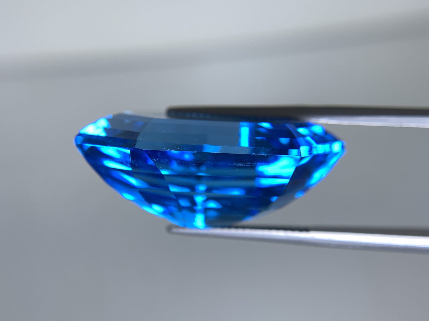 ブルートパーズ 天然 62.196ct 宝石ソーティング付き 27.6㎜×22.5㎜×14.3㎜ ルース（ 裸石 ） 6985Y