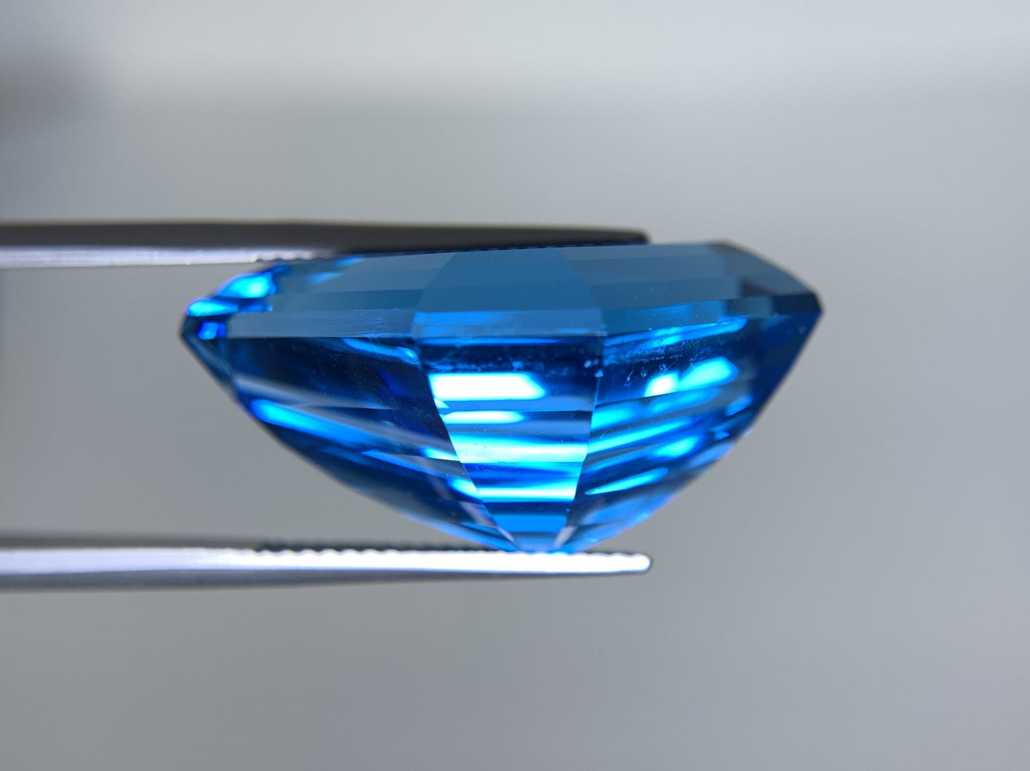 ブルートパーズ 天然 62.196ct 宝石ソーティング付き 27.6㎜×22.5㎜×14.3㎜ ルース（ 裸石 ） 6985Y