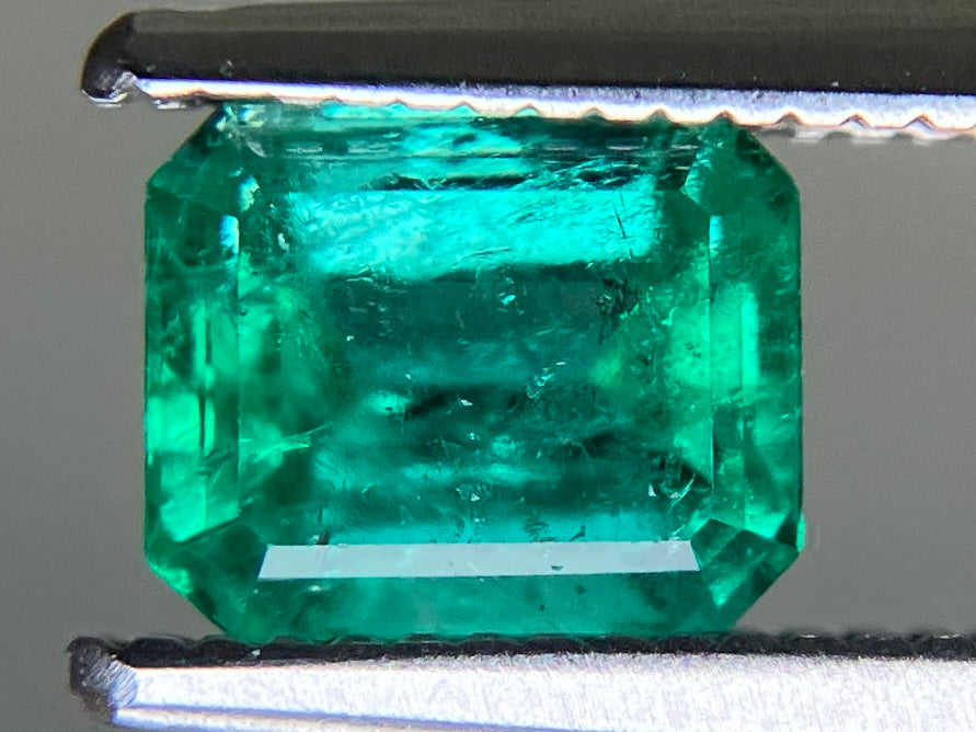 エメラルド 天然 0.955ct 中央宝石ソーティング付き 6.10㎜×5.03㎜×4.22㎜ ルース（ 裸石 ） 7873YY