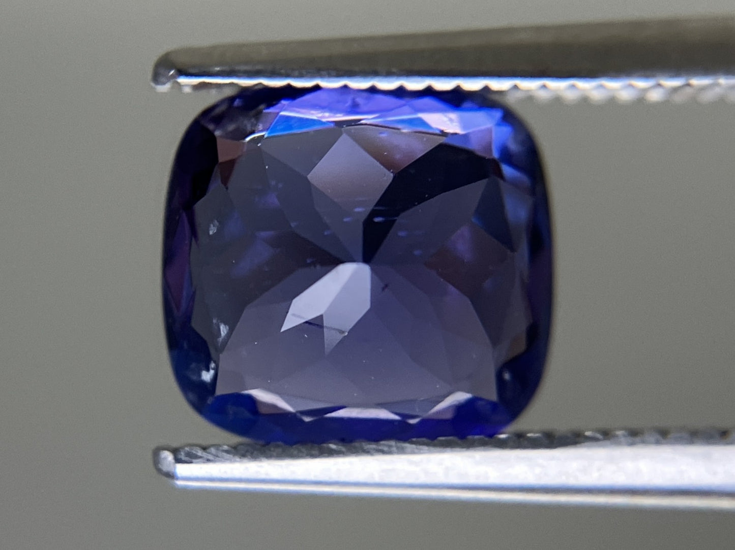 タンザナイト 2.649ct  中央宝石ソーティング付き  8.54㎜×8.06㎜×5.19㎜  天然 ルース（ 裸石 ） 4929YY