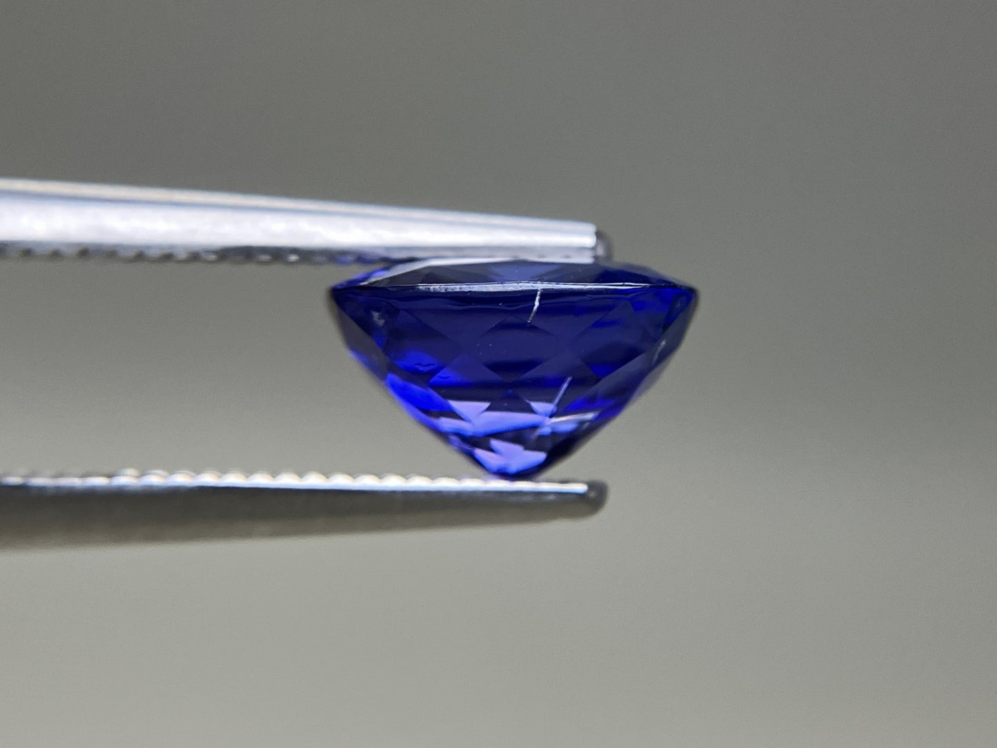 タンザナイト 2.649ct  中央宝石ソーティング付き  8.54㎜×8.06㎜×5.19㎜  天然 ルース（ 裸石 ） 4929YY