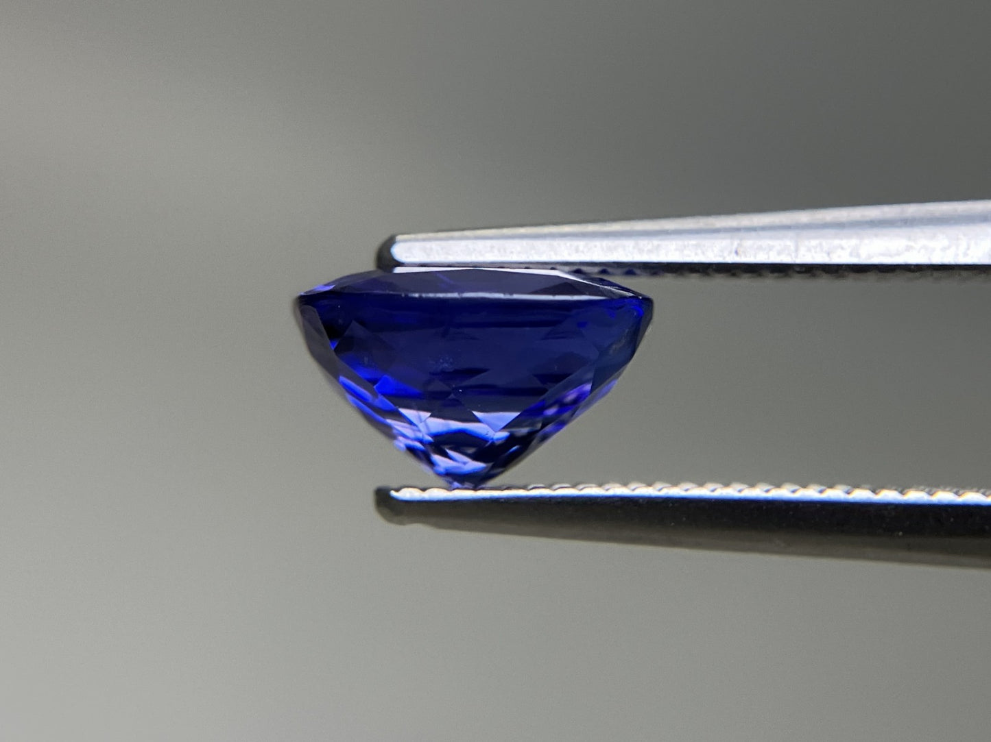 タンザナイト 2.649ct  中央宝石ソーティング付き  8.54㎜×8.06㎜×5.19㎜  天然 ルース（ 裸石 ） 4929YY