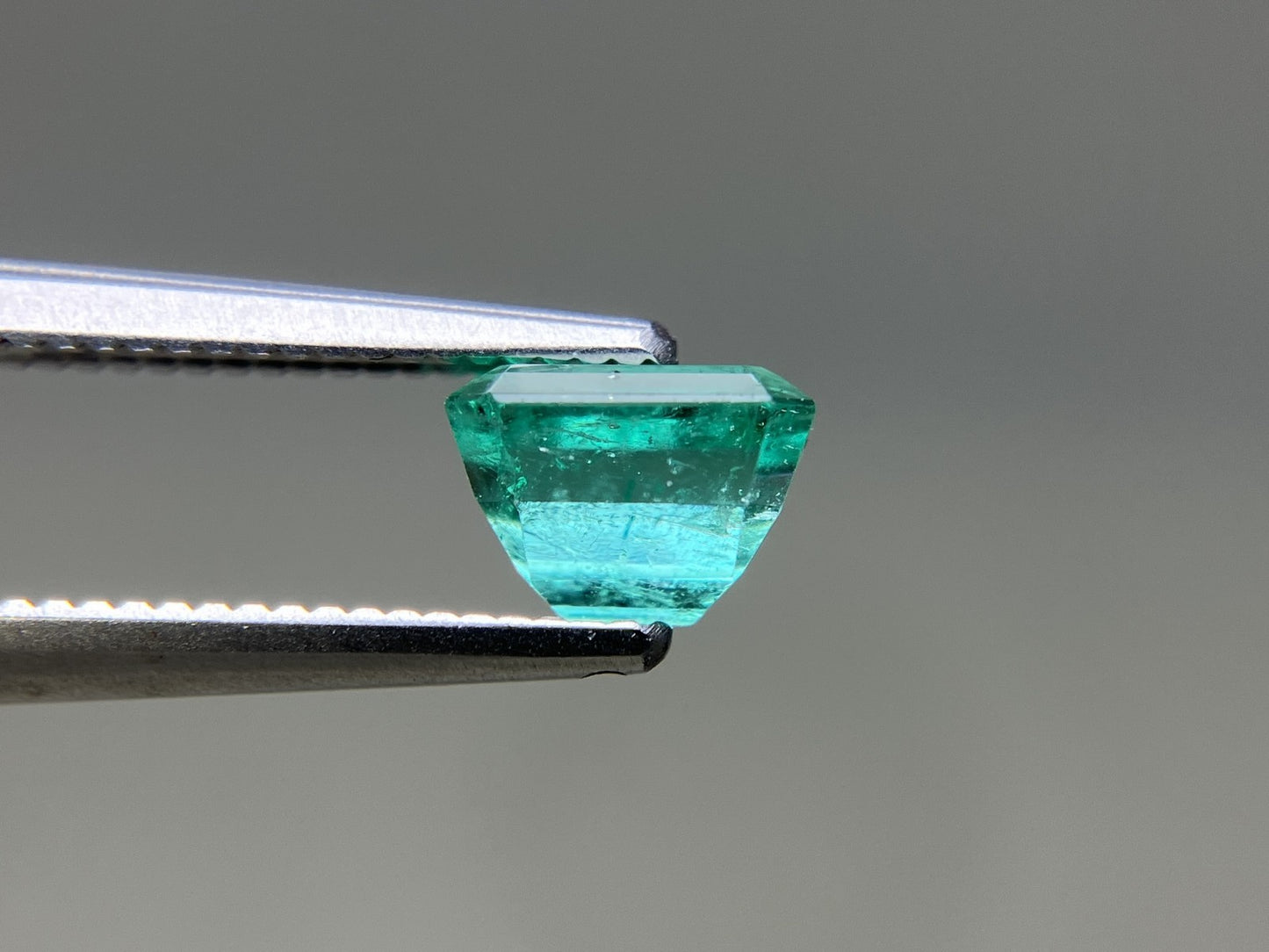 エメラルド 天然 0.955ct 中央宝石ソーティング付き 6.10㎜×5.03㎜×4.22㎜ ルース（ 裸石 ） 7873YY