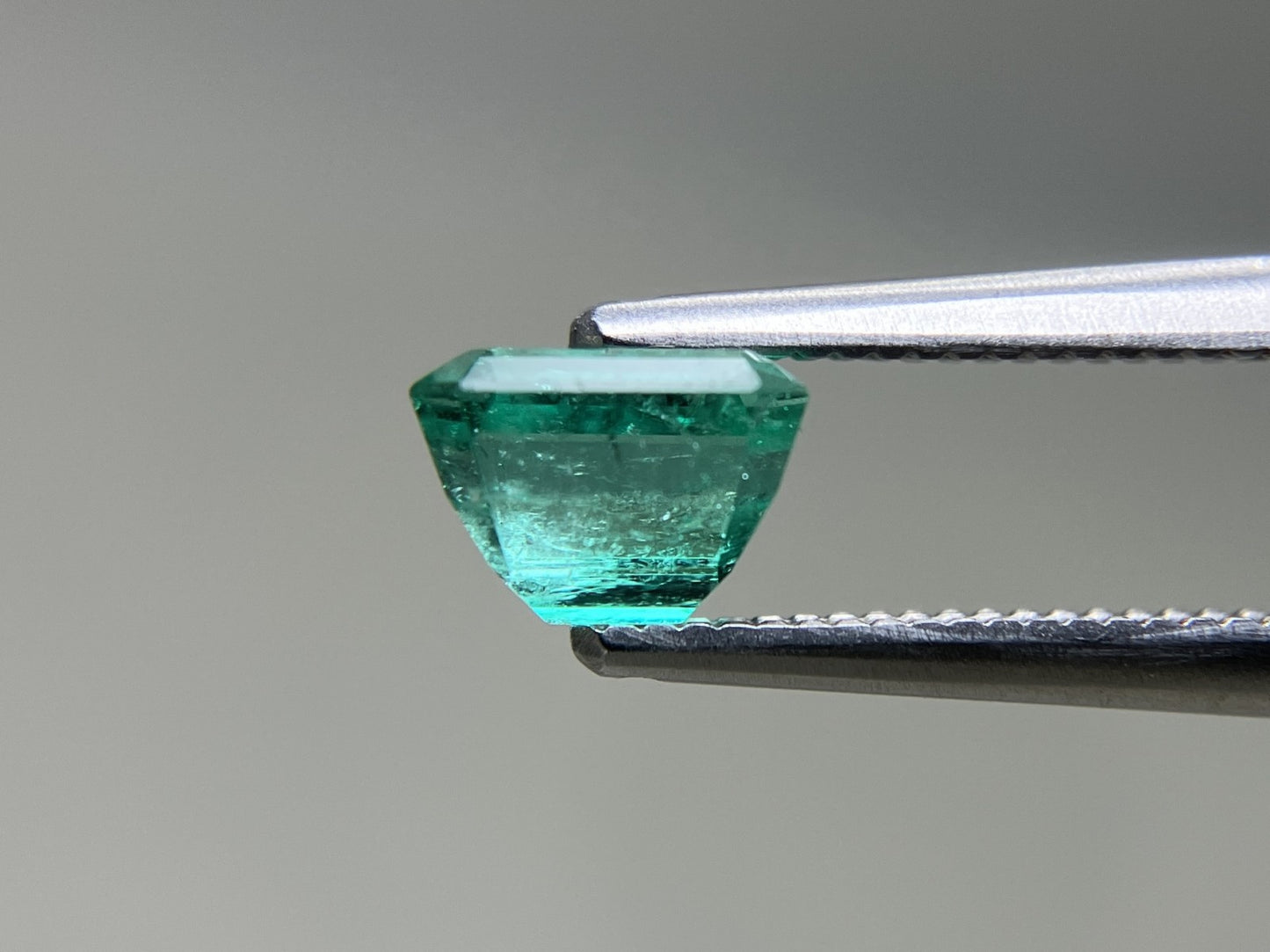 エメラルド 天然 0.955ct 中央宝石ソーティング付き 6.10㎜×5.03㎜×4.22㎜ ルース（ 裸石 ） 7873YY