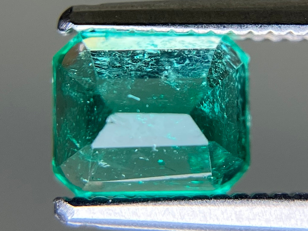 エメラルド 天然 0.955ct 中央宝石ソーティング付き 6.10㎜×5.03㎜×4.22㎜ ルース（ 裸石 ） 7873YY