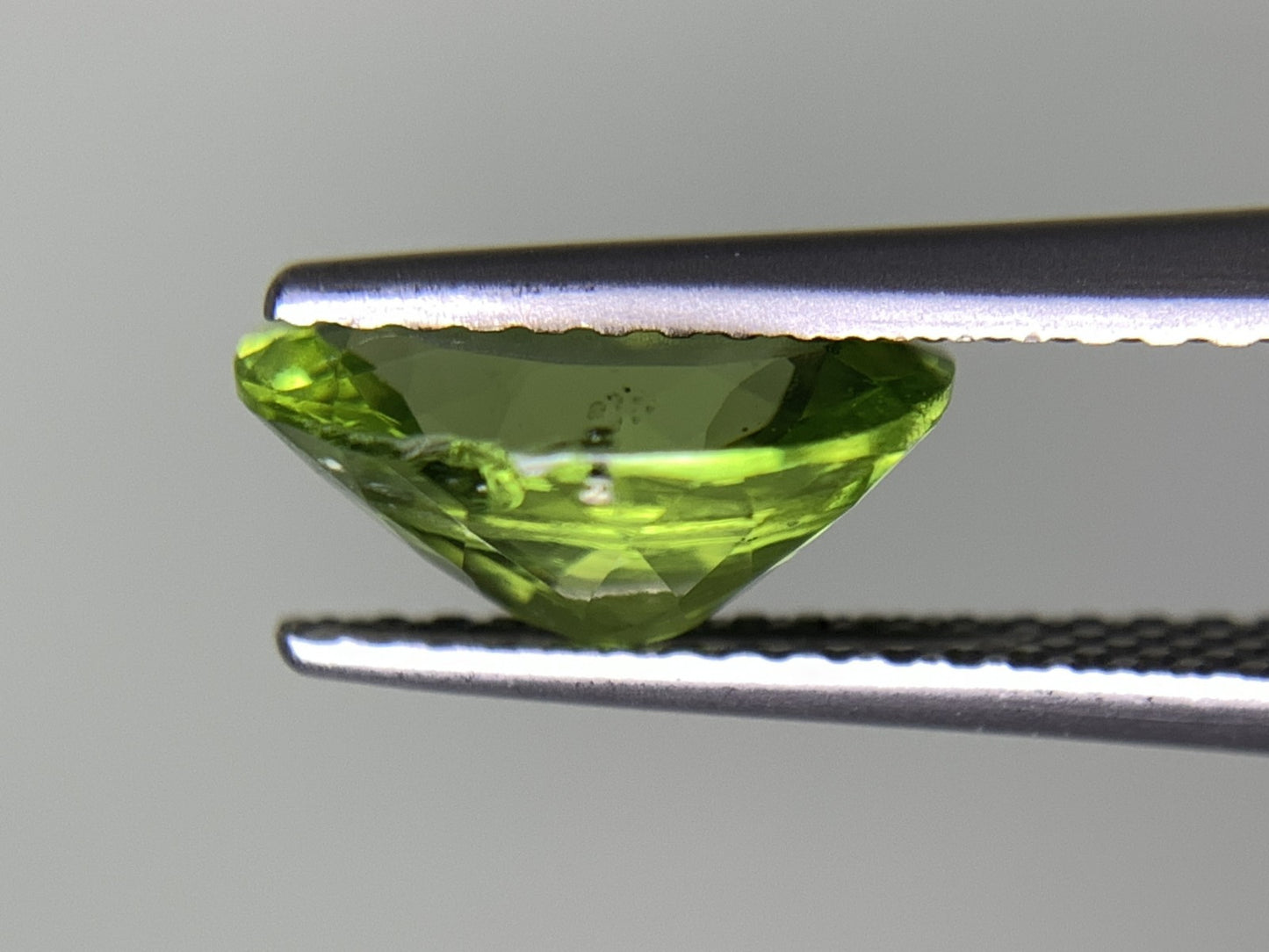 ペリドット 2.300ct  宝石ソーティング付き  9.9㎜×7.7㎜×4.7㎜  天然 ルース（ 裸石 ） 4521Y