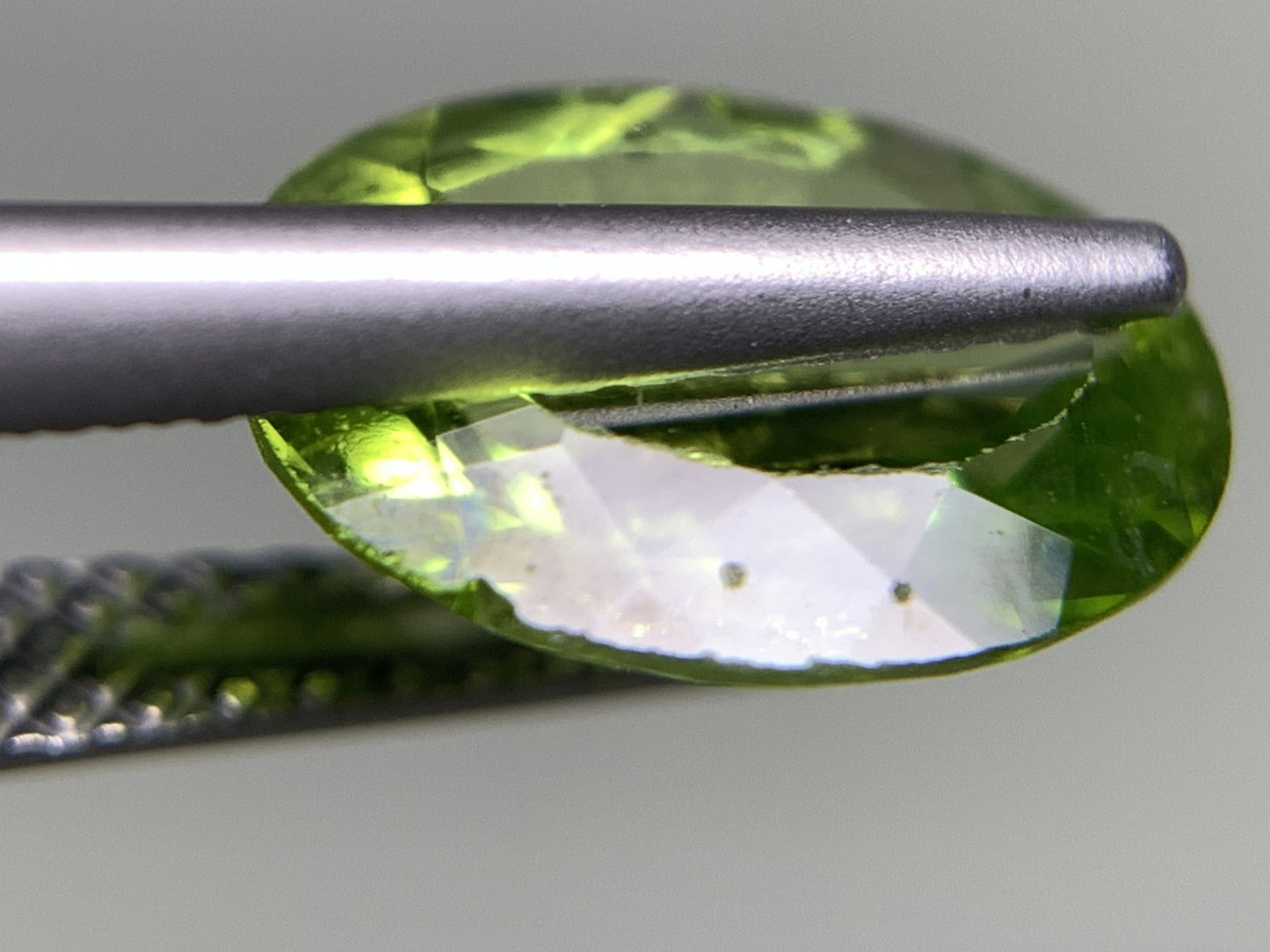 ペリドット 2.300ct  宝石ソーティング付き  9.9㎜×7.7㎜×4.7㎜  天然 ルース（ 裸石 ） 4521Y