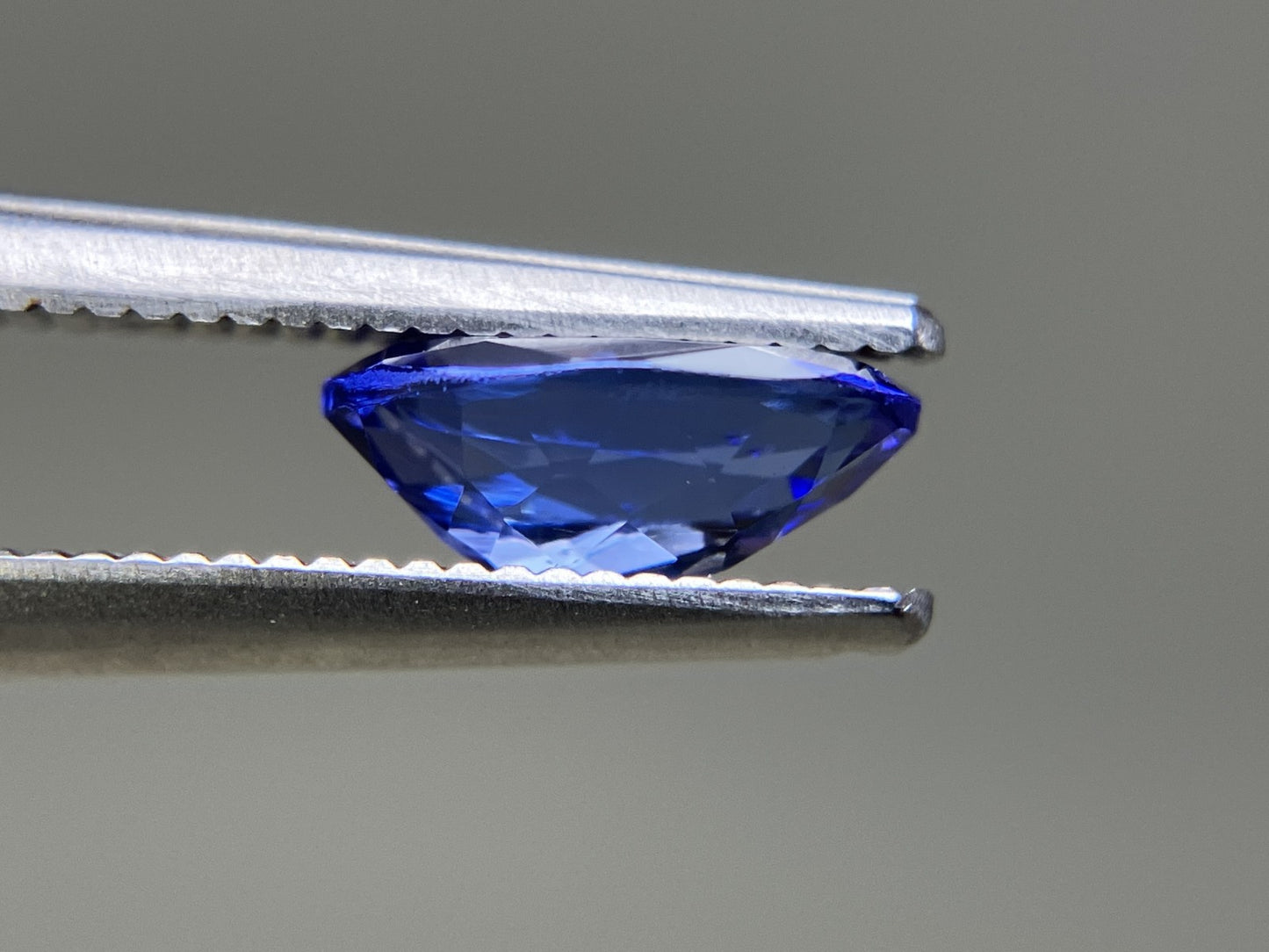 タンザナイト 1.053ct  中央宝石ソーティング付き  8.03㎜×5.83㎜×3.31㎜  天然 ルース（ 裸石 ） 4912YY