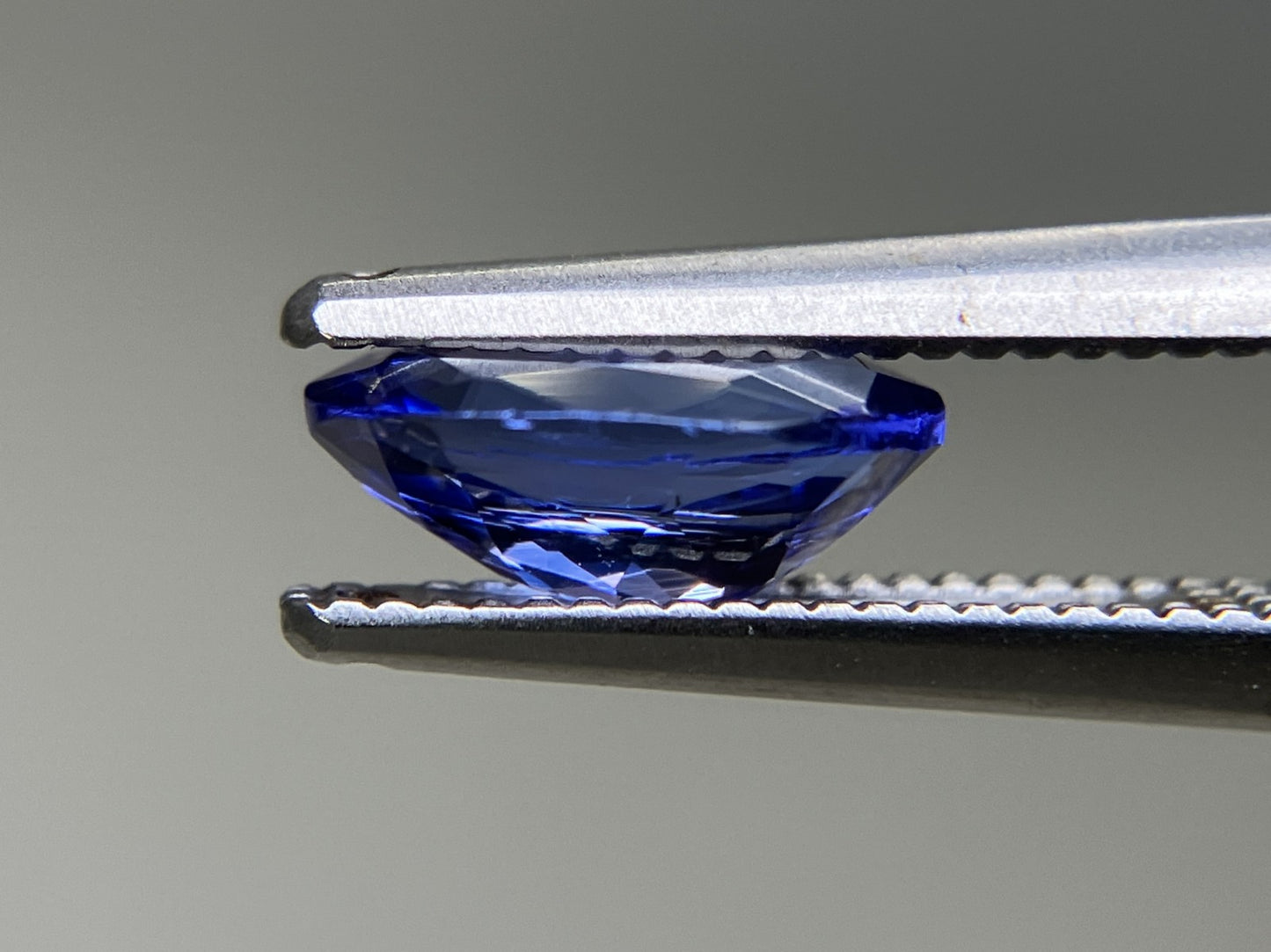 タンザナイト 1.053ct  中央宝石ソーティング付き  8.03㎜×5.83㎜×3.31㎜  天然 ルース（ 裸石 ） 4912YY
