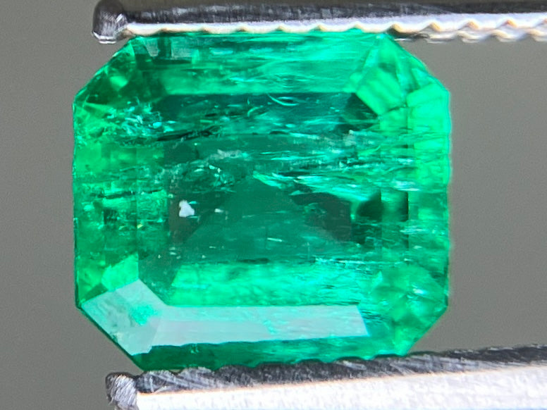 エメラルド 天然 0.641ct 中央宝石ソーティング付き 5.97㎜×5.44㎜×2.95㎜ ルース（ 裸石 ） 7922YY