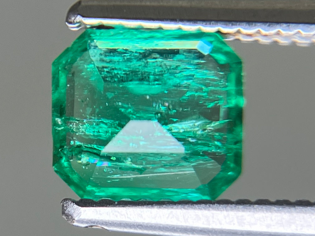 エメラルド 天然 0.641ct 中央宝石ソーティング付き 5.97㎜×5.44㎜×2.95㎜ ルース（ 裸石 ） 7922YY