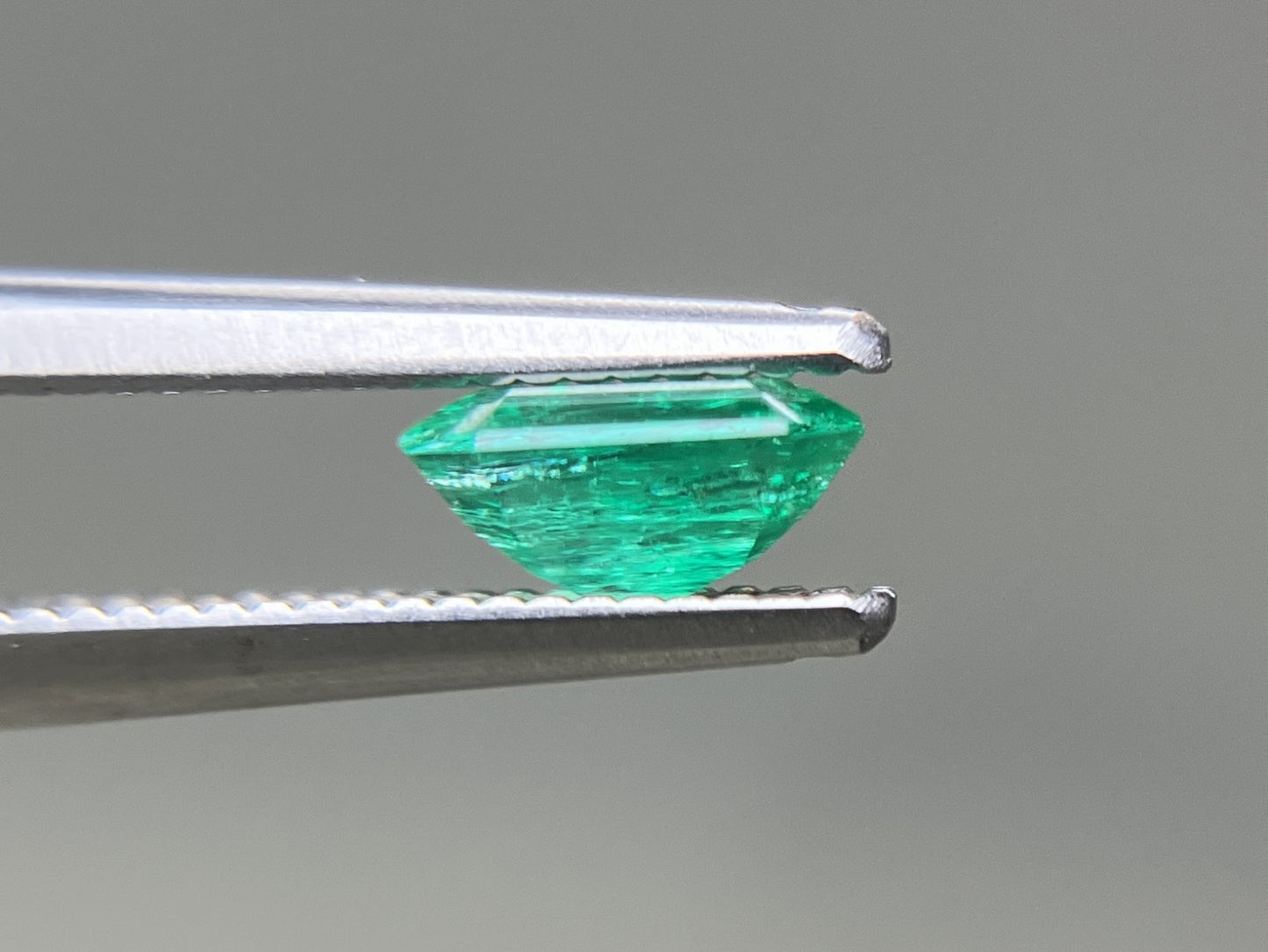 エメラルド 天然 0.641ct 中央宝石ソーティング付き 5.97㎜×5.44㎜×2.95㎜ ルース（ 裸石 ） 7922YY