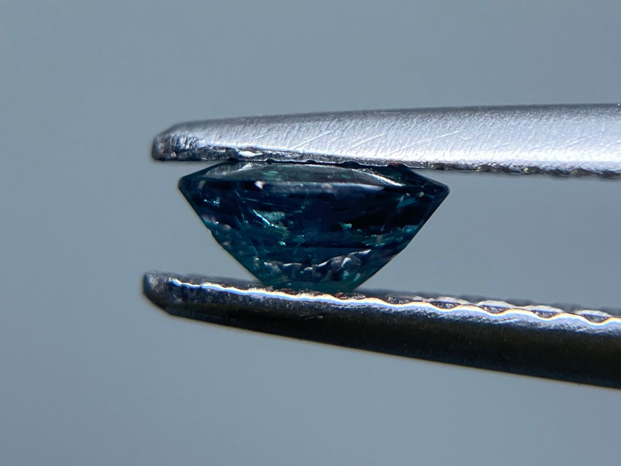 アレキサンドライト 0.332ct 中央宝石ソーティング付き 4.98㎜×3.68㎜×2.46㎜ ルース（ 裸石 ） 3379S