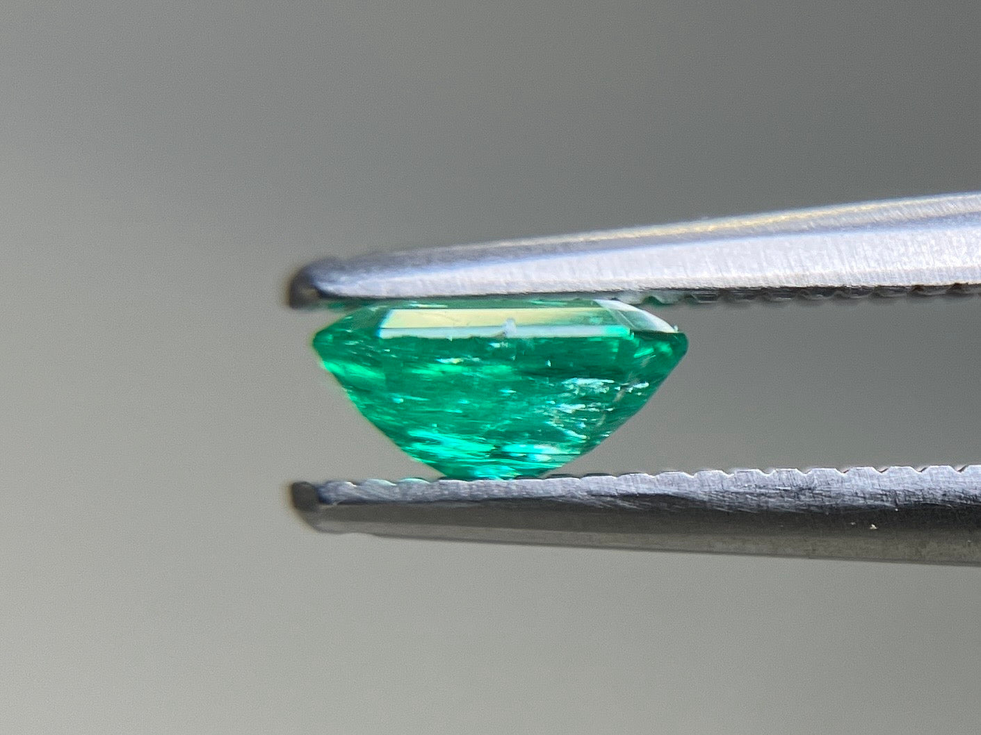 エメラルド 天然 0.641ct 中央宝石ソーティング付き 5.97㎜×5.44㎜×2.95㎜ ルース（ 裸石 ） 7922YY