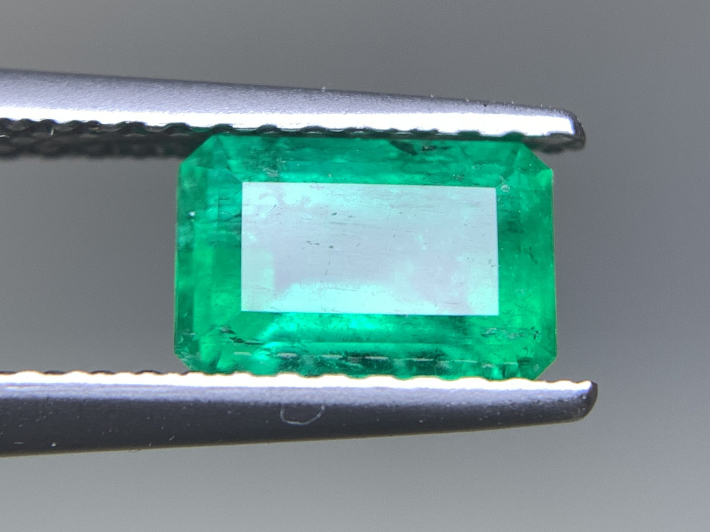 エメラルド  天然  0.966ct  中央宝石ソーティング付き  7.24㎜×5.04㎜×3.68㎜   天然 ルース（ 裸石 ） 5340Y