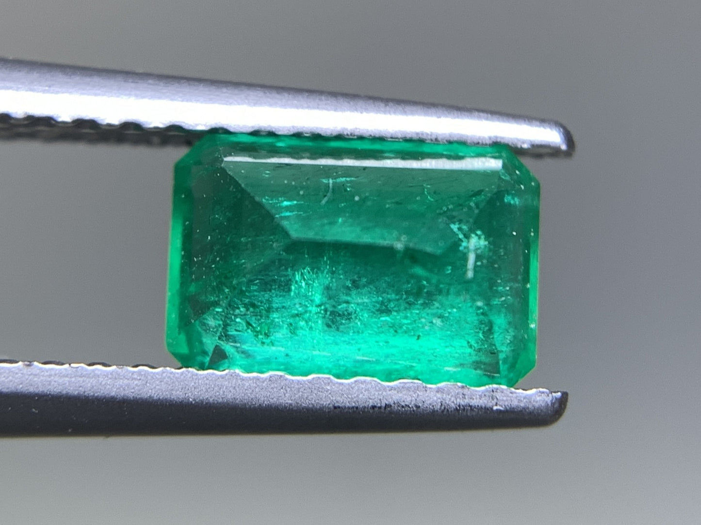 エメラルド  天然  0.966ct  中央宝石ソーティング付き  7.24㎜×5.04㎜×3.68㎜   天然 ルース（ 裸石 ） 5340Y