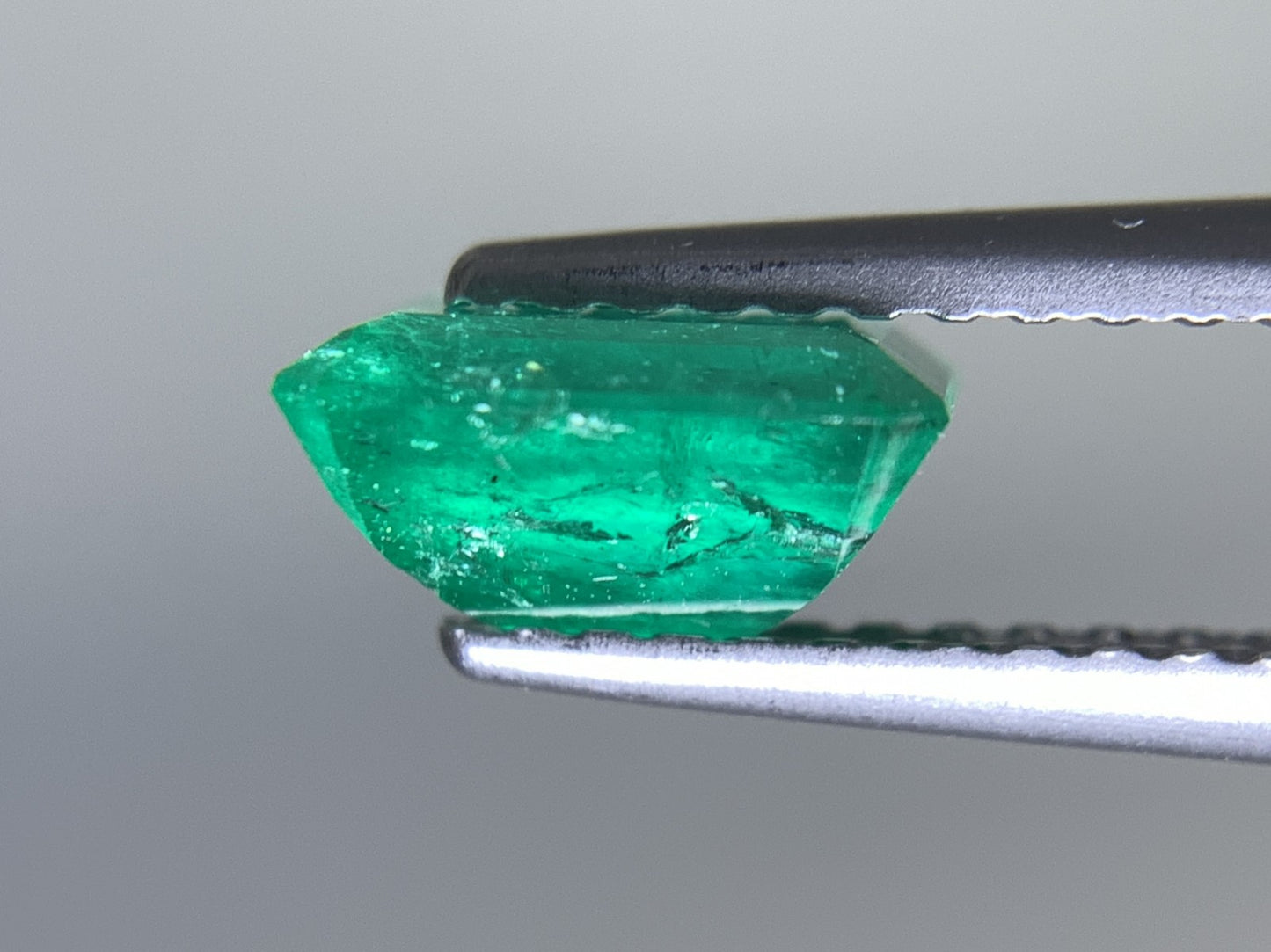 エメラルド  天然  0.966ct  中央宝石ソーティング付き  7.24㎜×5.04㎜×3.68㎜   天然 ルース（ 裸石 ） 5340Y