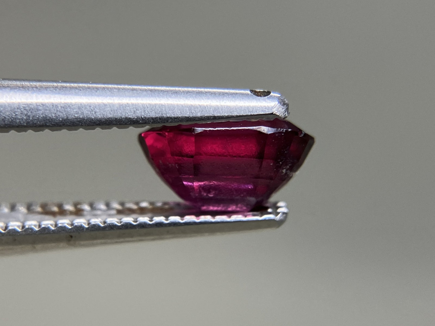 ローライトガーネット 1.169ct  宝石ソーティング付き  6.7㎜×5.0㎜×3.5㎜  天然 ルース（ 裸石 ） 4963YY