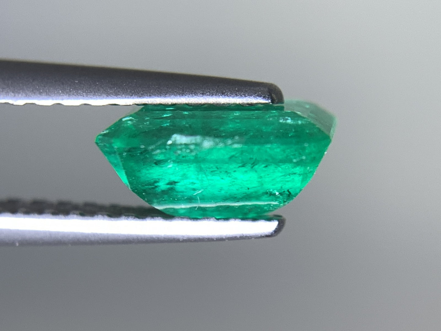 エメラルド  天然  0.966ct  中央宝石ソーティング付き  7.24㎜×5.04㎜×3.68㎜   天然 ルース（ 裸石 ） 5340Y