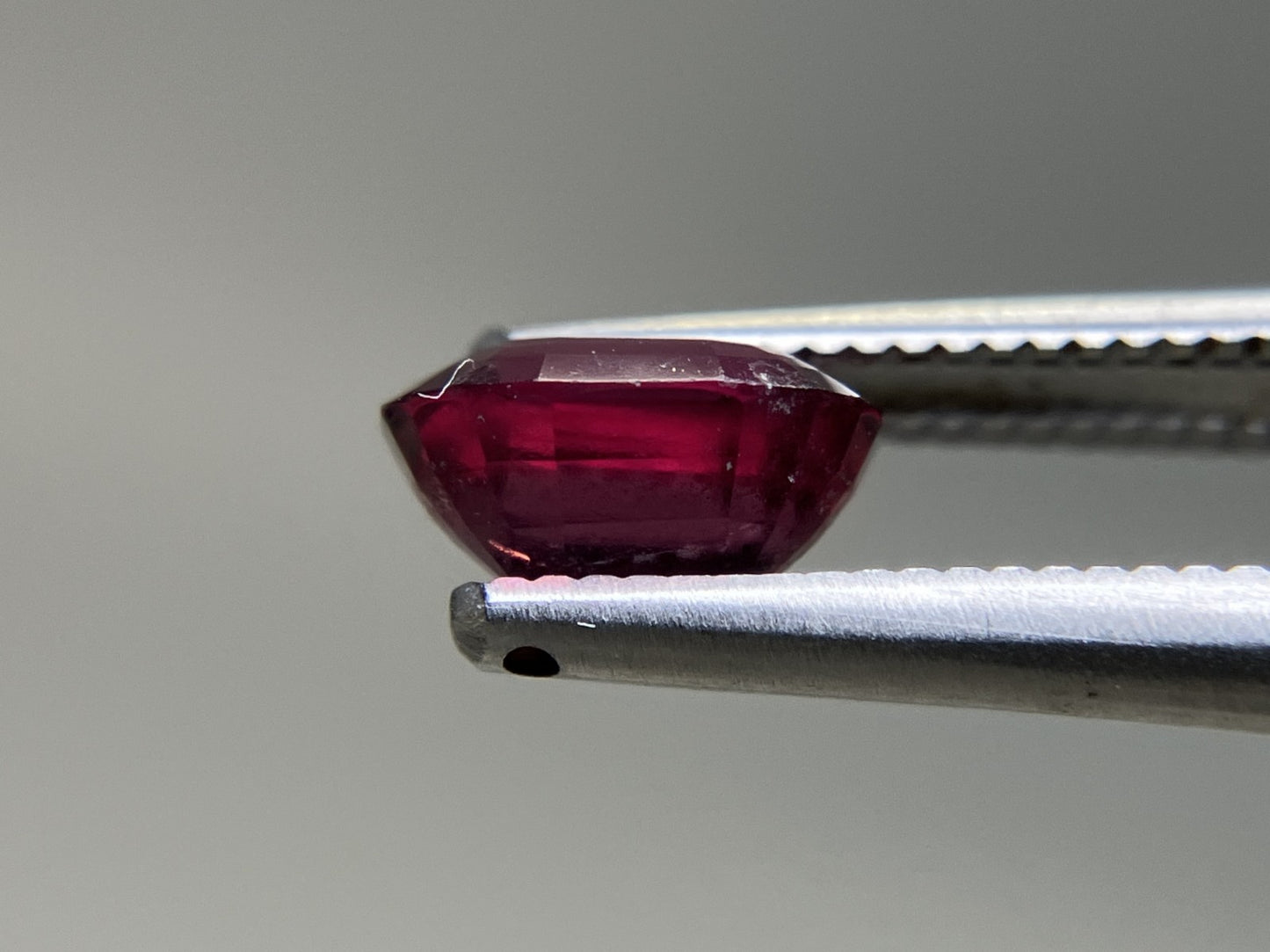 ローライトガーネット 1.169ct  宝石ソーティング付き  6.7㎜×5.0㎜×3.5㎜  天然 ルース（ 裸石 ） 4963YY