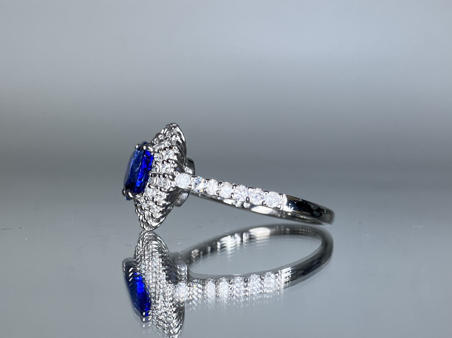 サファイア 1.49ct コンフラワーブルー Cornflower blue AIGS鑑別書 D0.72ct PT900 5.4g 指輪 （JP13号） サイズ直し無料 7326S