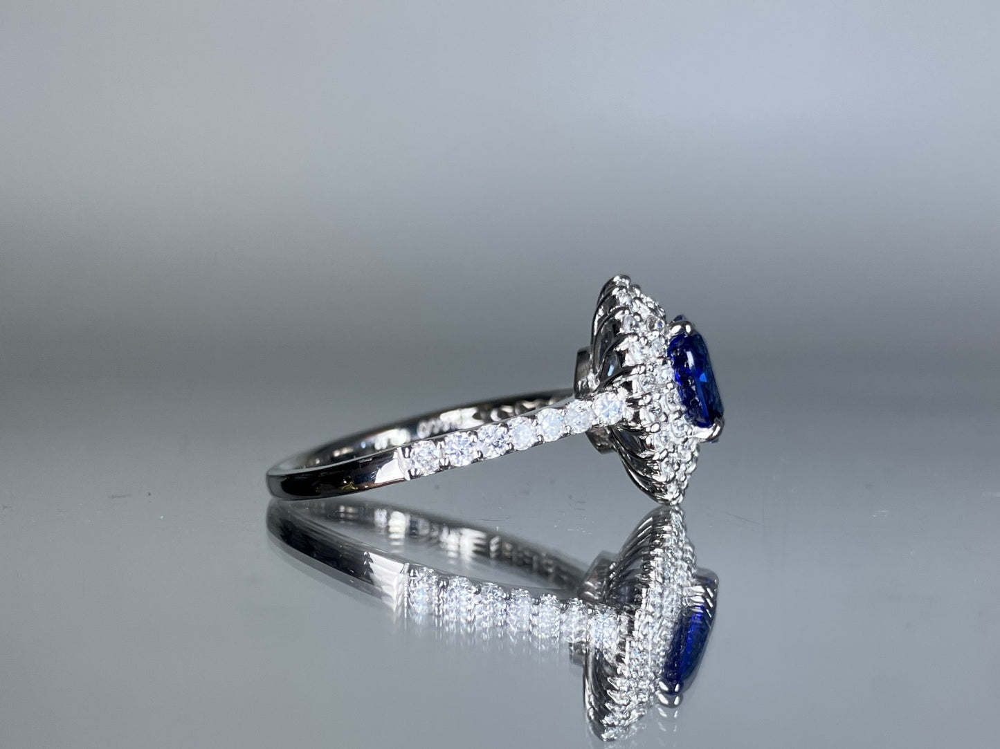 サファイア 1.49ct コンフラワーブルー Cornflower blue AIGS鑑別書 D0.72ct PT900 5.4g 指輪 （JP13号） サイズ直し無料 7326S