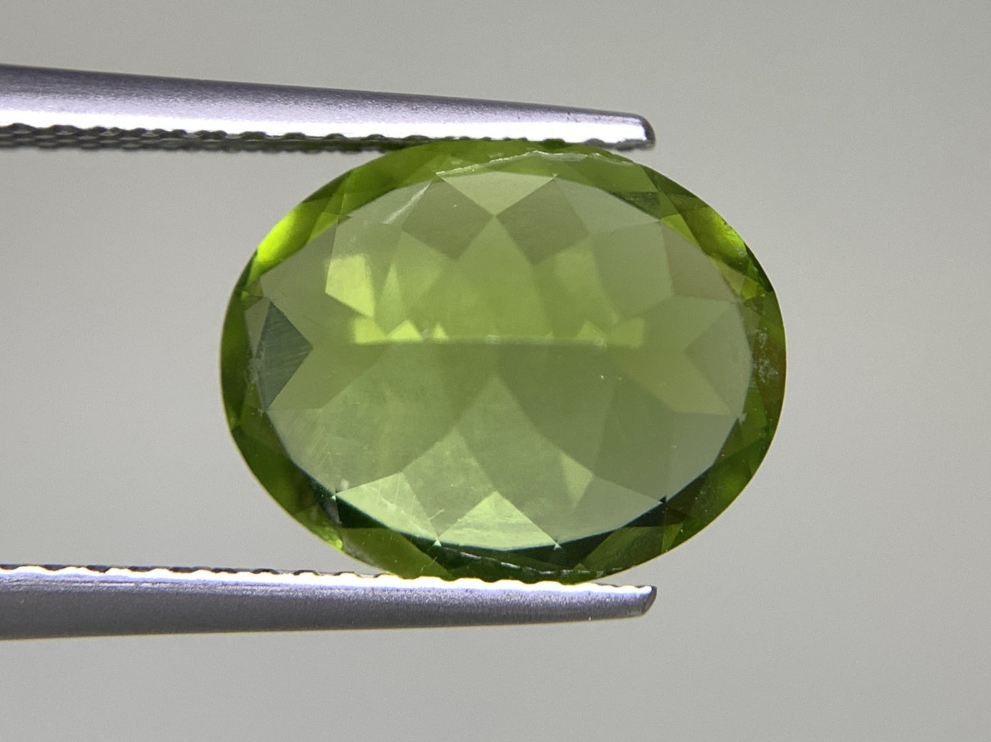 ペリドット 4.572ct  宝石ソーティング付き  11.9㎜×9.7㎜×5.8㎜  天然 ルース（ 裸石 ） 4527Y