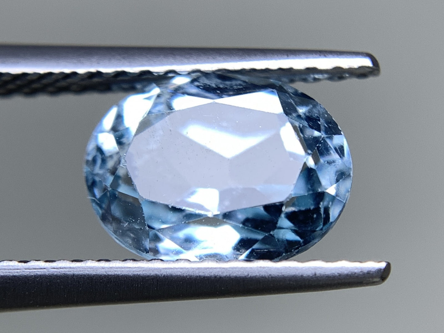 ブルートパーズ 天然 2.321ct 宝石ソーティング付き 9.0㎜×6.9㎜×4.7㎜ ルース（ 裸石 ） 6978Y