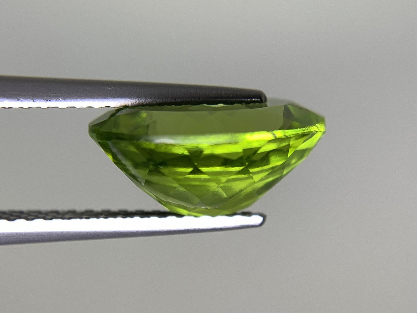 ペリドット 4.572ct  宝石ソーティング付き  11.9㎜×9.7㎜×5.8㎜  天然 ルース（ 裸石 ） 4527Y