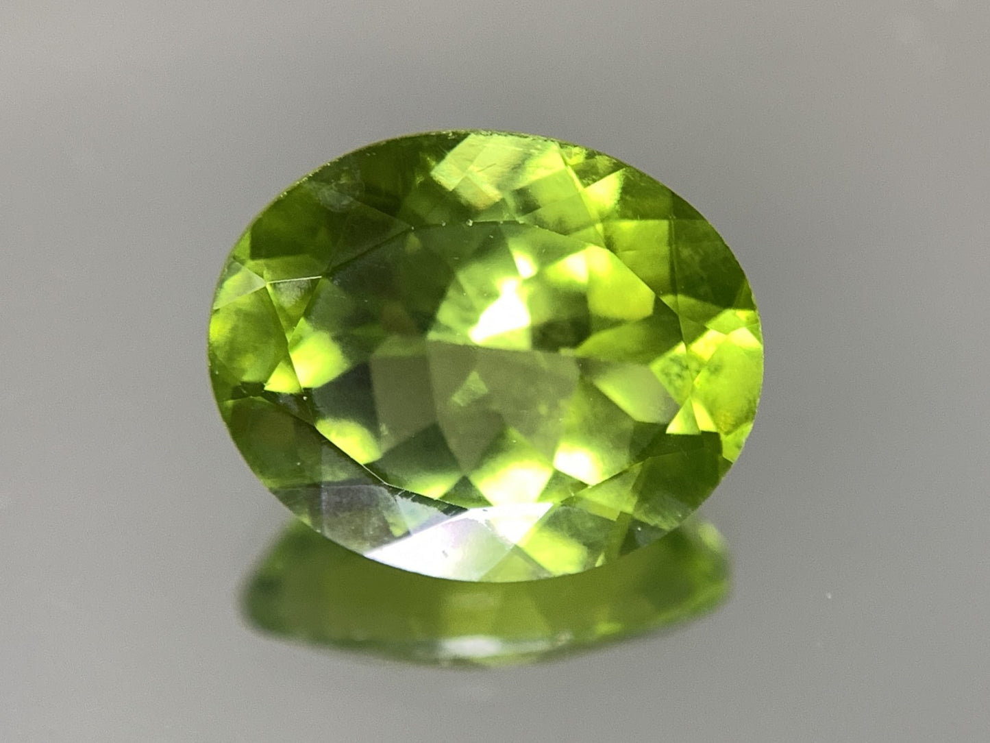 ペリドット 4.572ct  宝石ソーティング付き  11.9㎜×9.7㎜×5.8㎜  天然 ルース（ 裸石 ） 4527Y