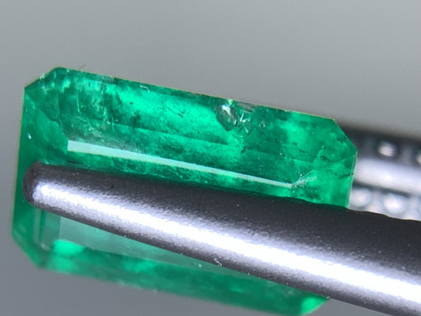 エメラルド  天然  0.966ct  中央宝石ソーティング付き  7.24㎜×5.04㎜×3.68㎜   天然 ルース（ 裸石 ） 5340Y