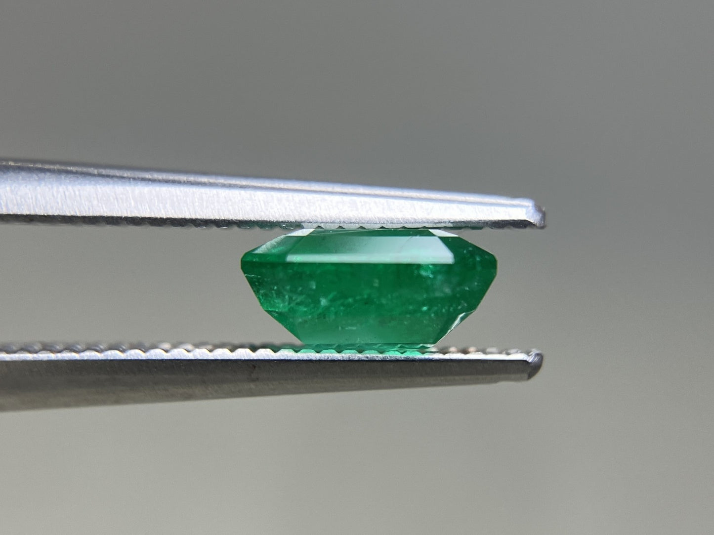 エメラルド 天然 1.383ct 中央宝石ソーティング付き 7.20㎜×7.05㎜×3.46㎜ ルース（ 裸石 ） 7917YY