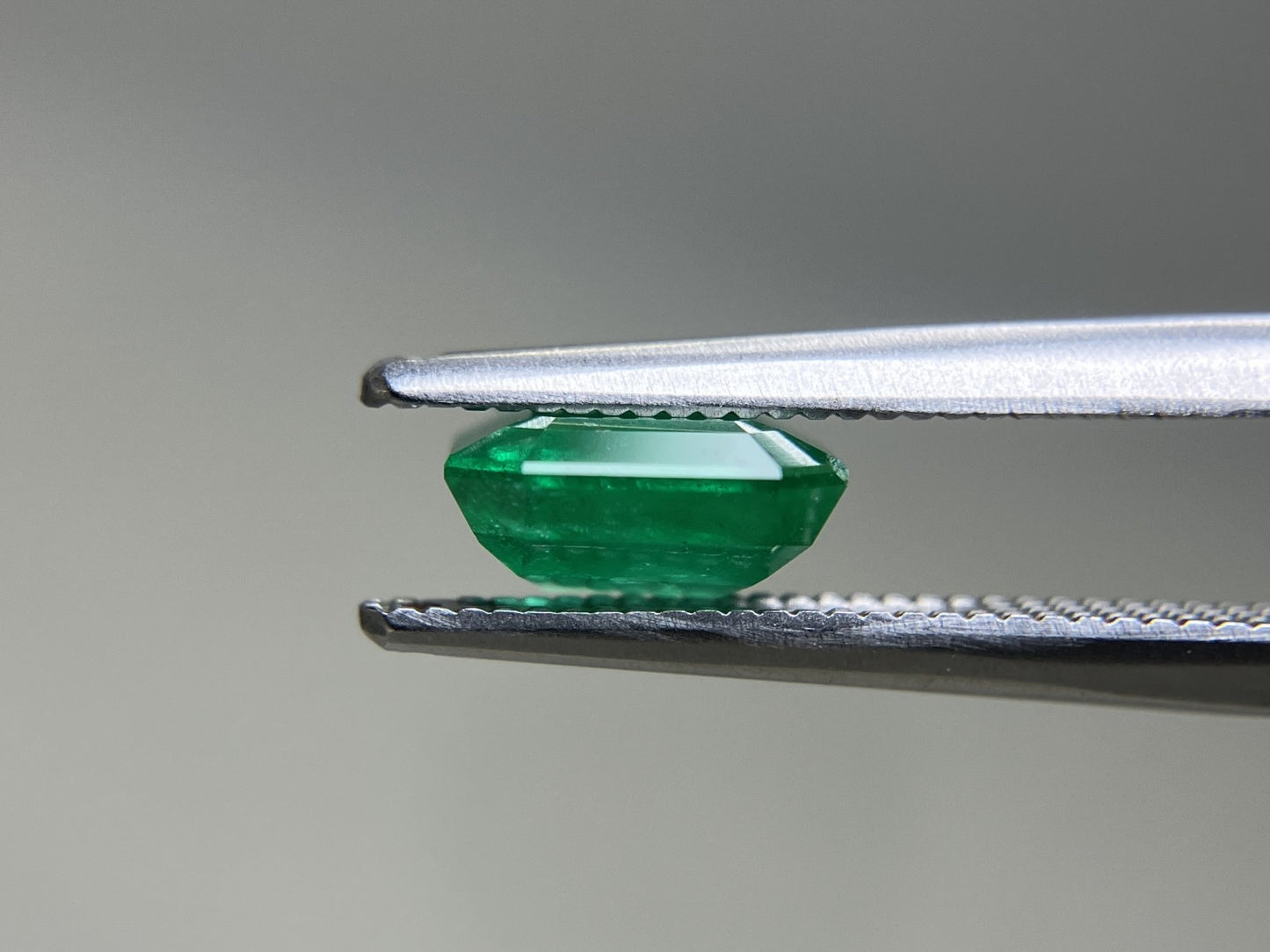 エメラルド 天然 1.383ct 中央宝石ソーティング付き 7.20㎜×7.05㎜×3.46㎜ ルース（ 裸石 ） 7917YY
