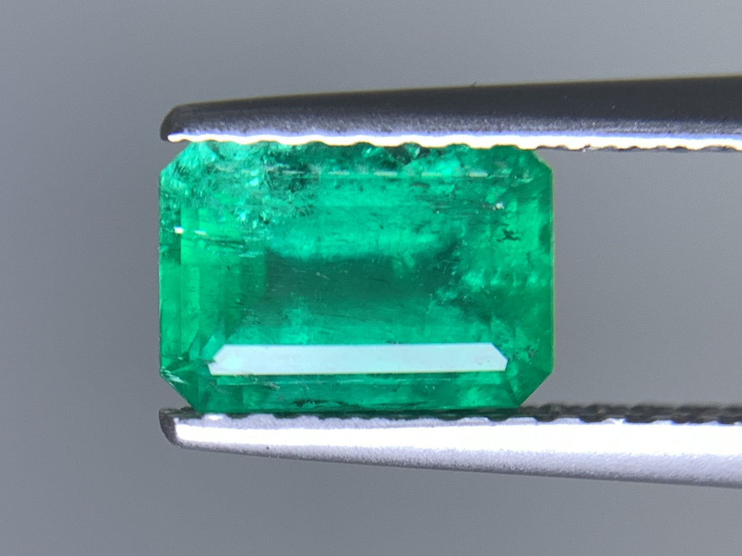 エメラルド  天然  0.966ct  中央宝石ソーティング付き  7.24㎜×5.04㎜×3.68㎜   天然 ルース（ 裸石 ） 5340Y