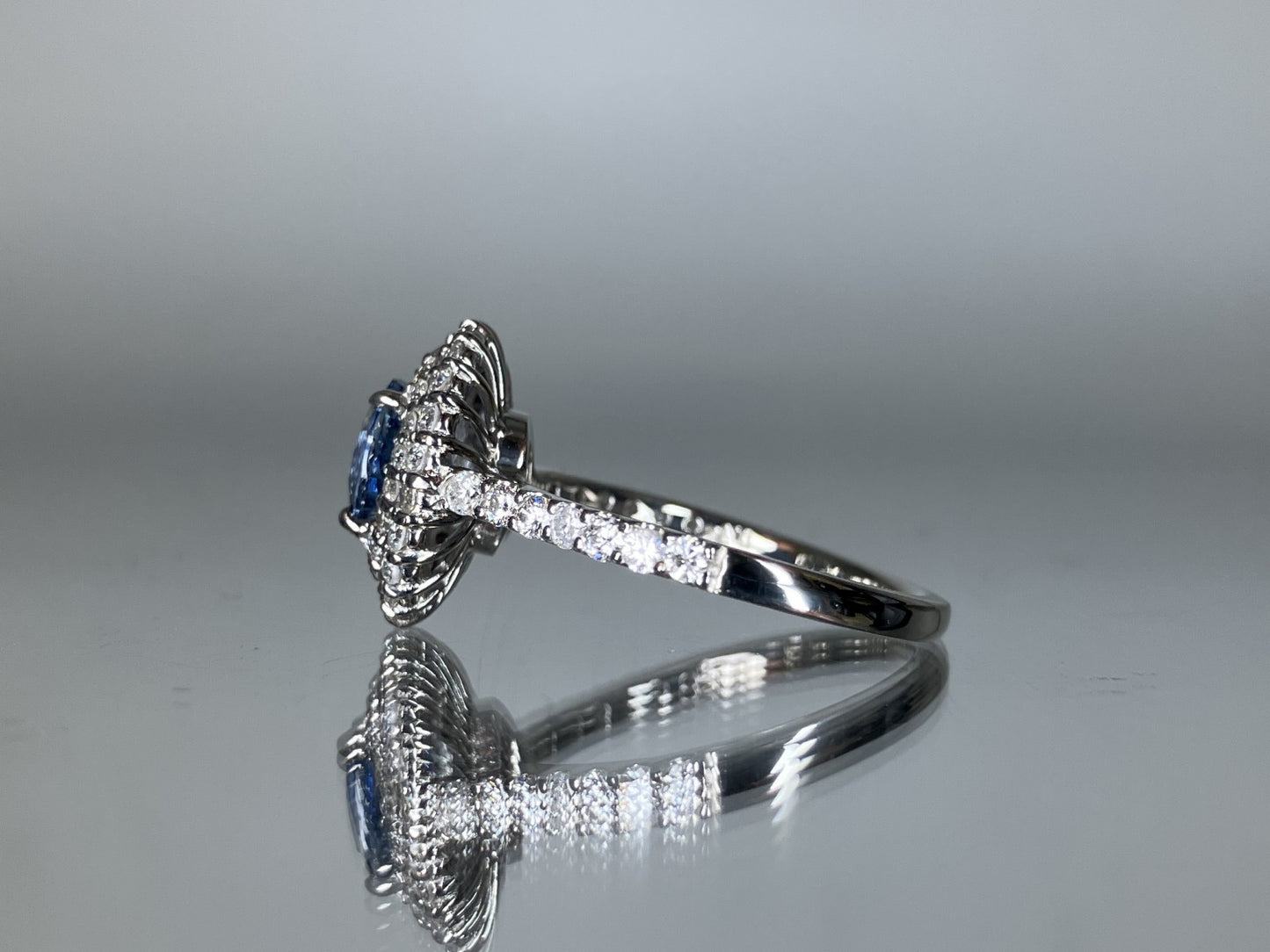 サファイア 1.33ct 非加熱 NoHeat コンフラワーブルー AIGS鑑別書 D0.72ct PT900 5.2g 指輪 （JP13号） サイズ直し無料 7164S