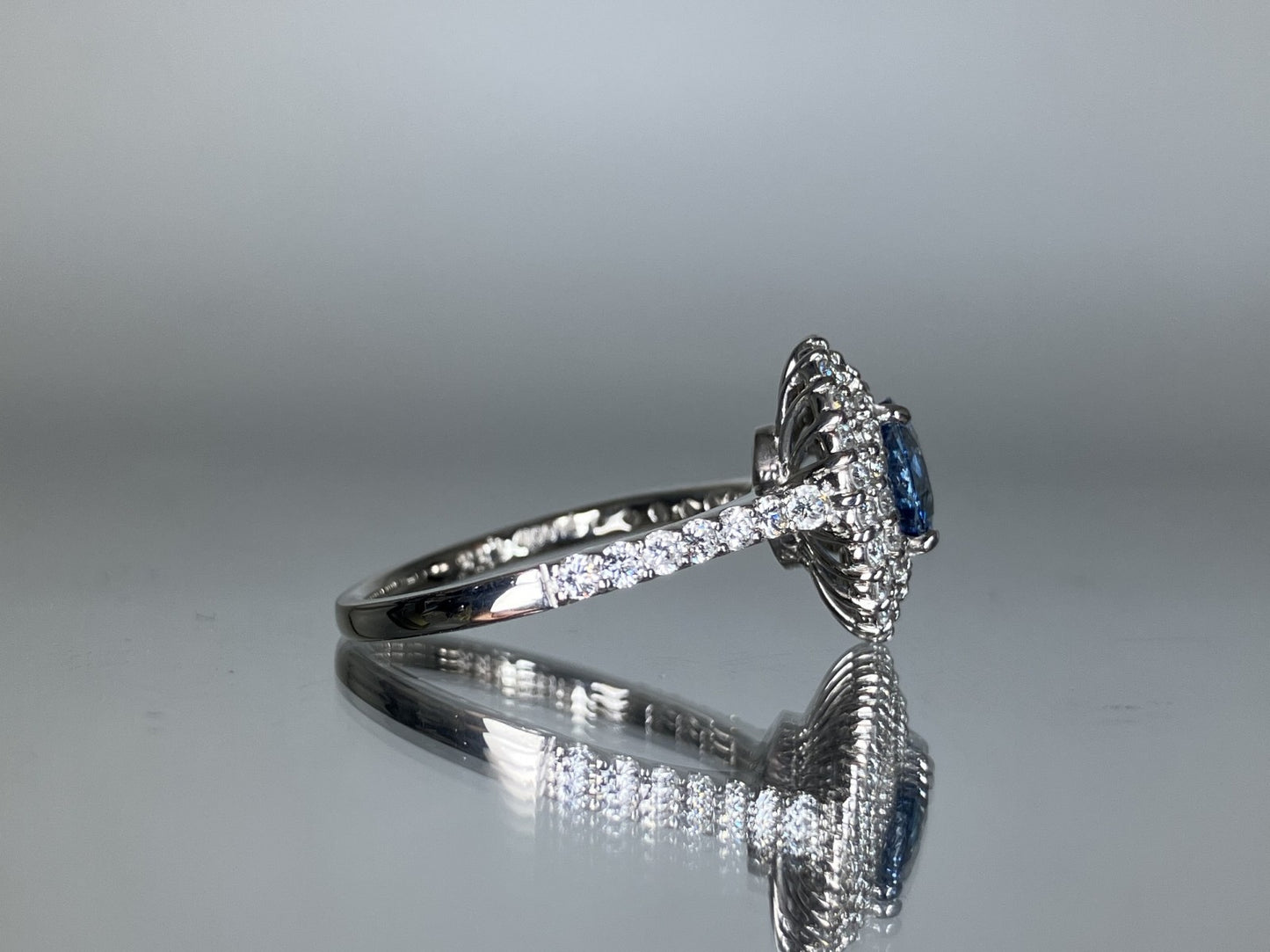 サファイア 1.33ct 非加熱 NoHeat コンフラワーブルー AIGS鑑別書 D0.72ct PT900 5.2g 指輪 （JP13号） サイズ直し無料 7164S