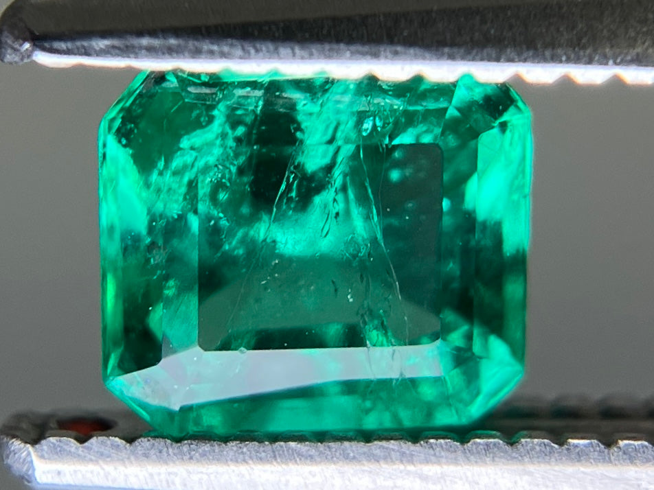 エメラルド 天然 0.604ct 中央宝石ソーティング付き 5.49㎜×4.97㎜×3.43㎜ ルース（ 裸石 ） 7837YY