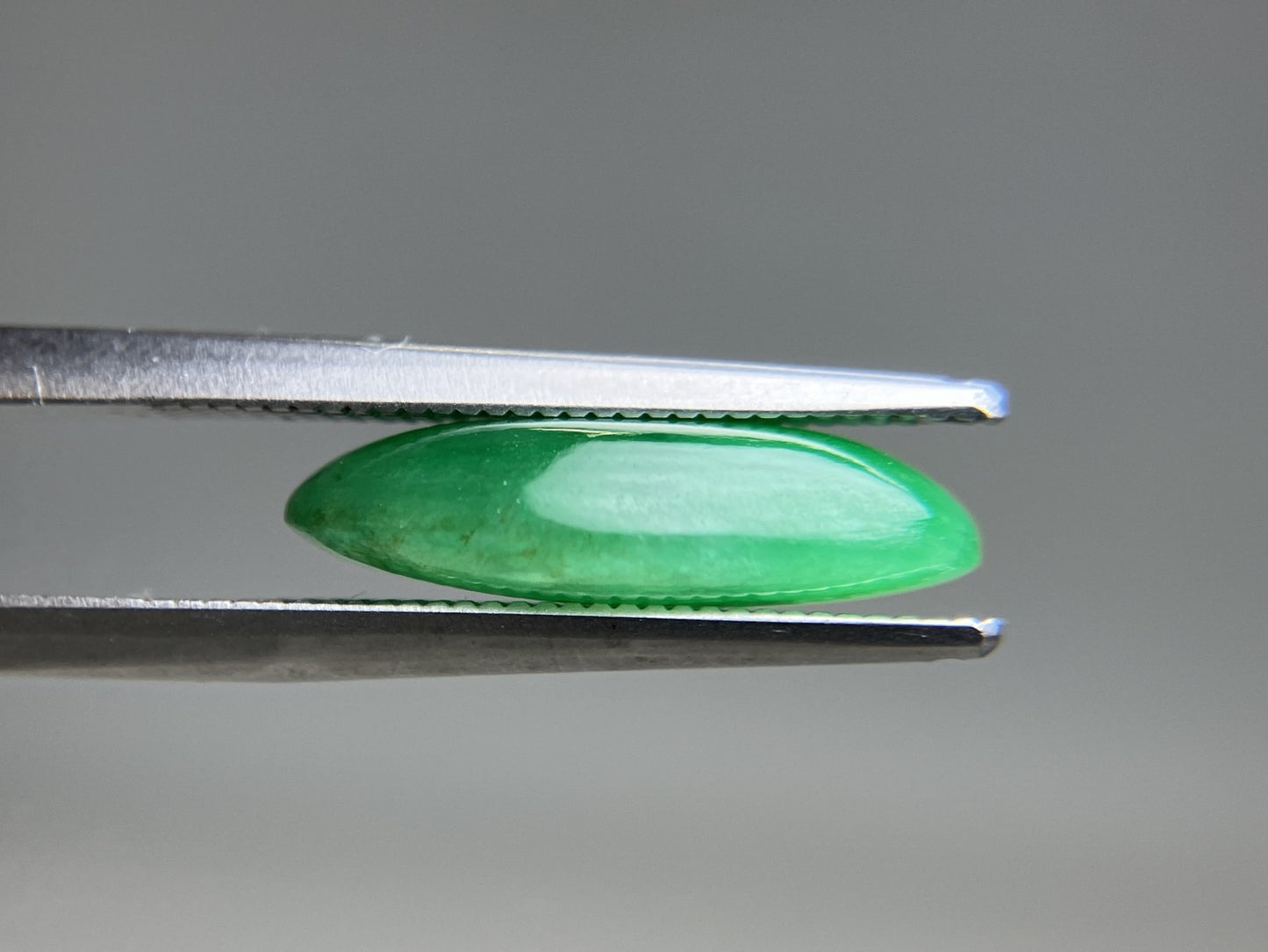 ヒスイ 翡翠　天然　 5.221ct 宝石ソーティング付き 15.4㎜×8.5㎜×4.1㎜ ルース（ 裸石 ） 4832YY